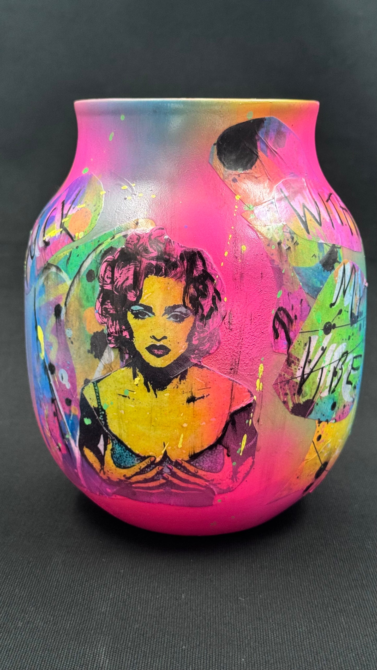 Popart neonfarget Madonna Vase