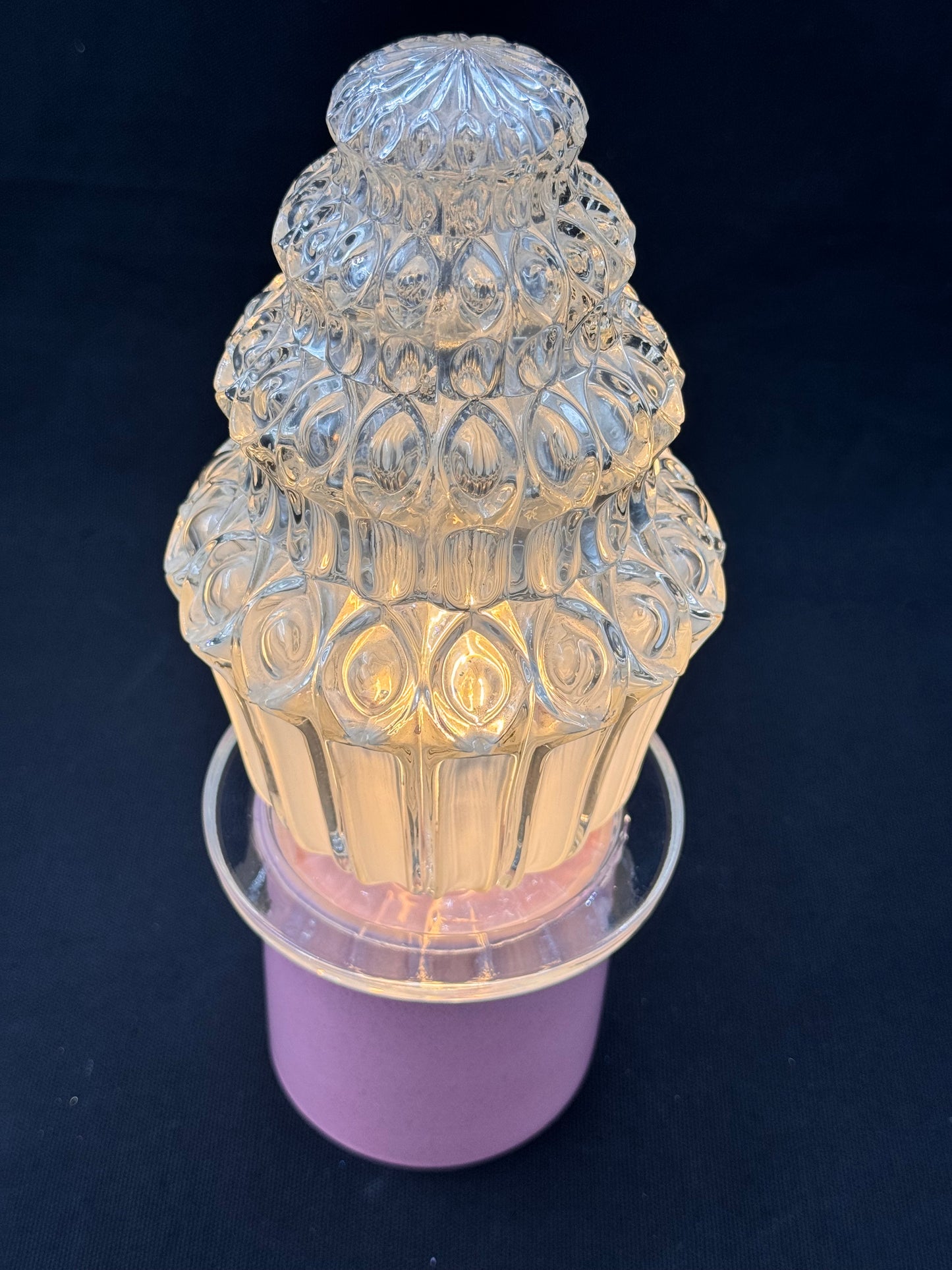 Batterilampe med pastellrosa fot og cupcake-kuppel
