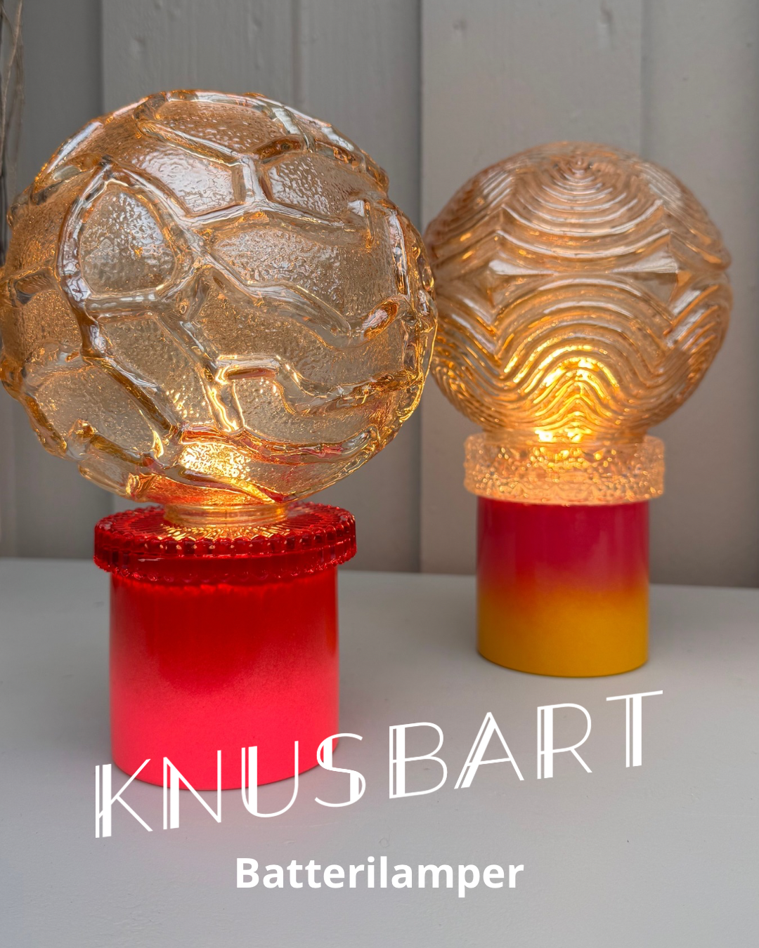 Batterilampe med knall rød og rosa med vintage champagnekuppel