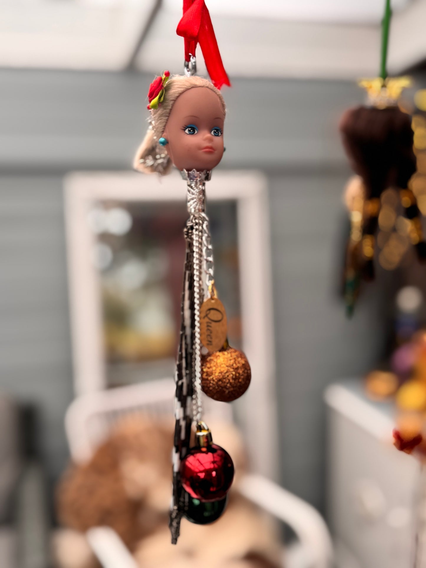 Vintage Barbie julekule «Blondine med rød blomst i håret og turkis ørepynt»