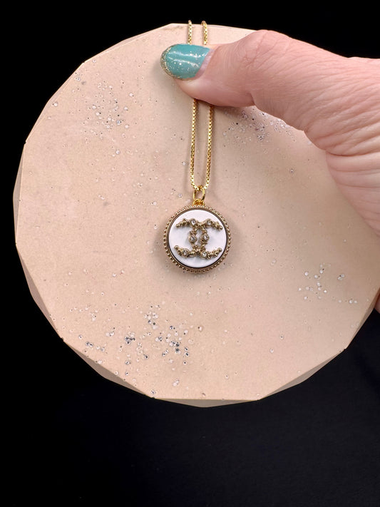 Vintage Chanel smykke gull og hvitt med stener i CC logo