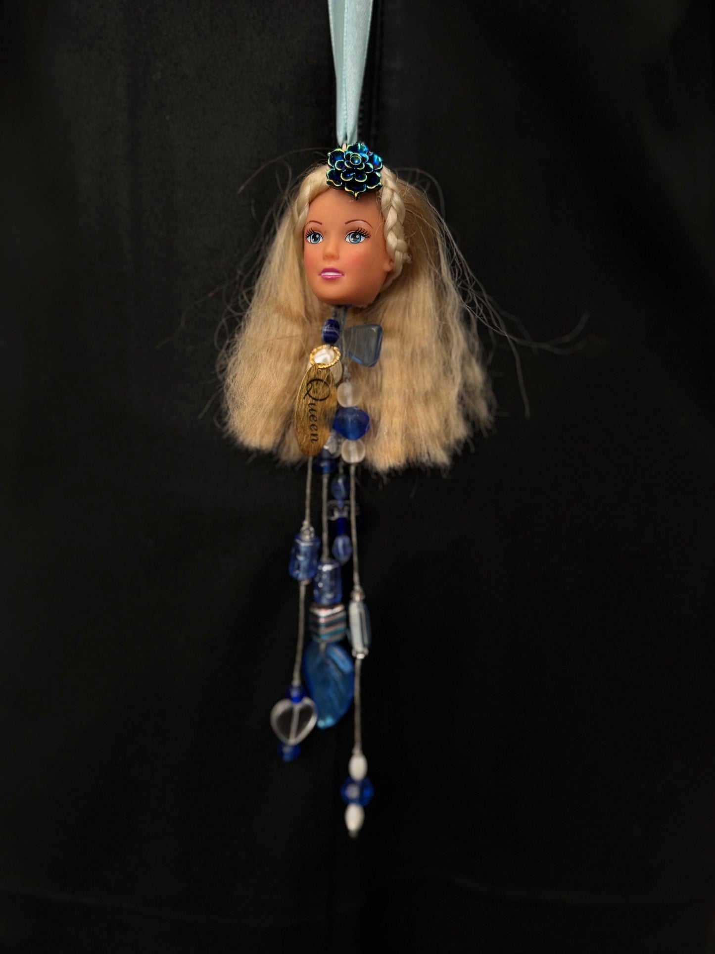 Vintage Barbie julekule «Blondine med blå blomst i pannen og blå pynt»