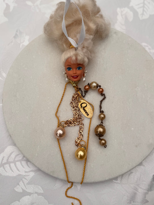 Vintage Barbie julekule «Blondine med perler i ørene og champagnefarget anheng»