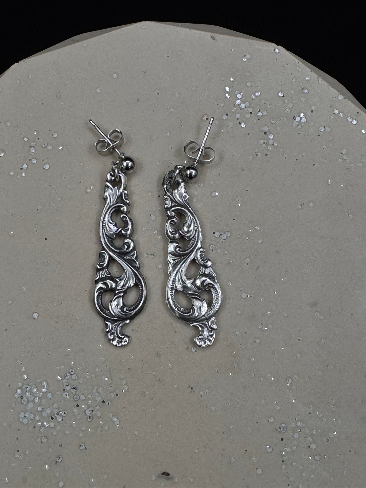 Vintage øredobb i sølvmønster «Dobbel Rokokko» mocca-str