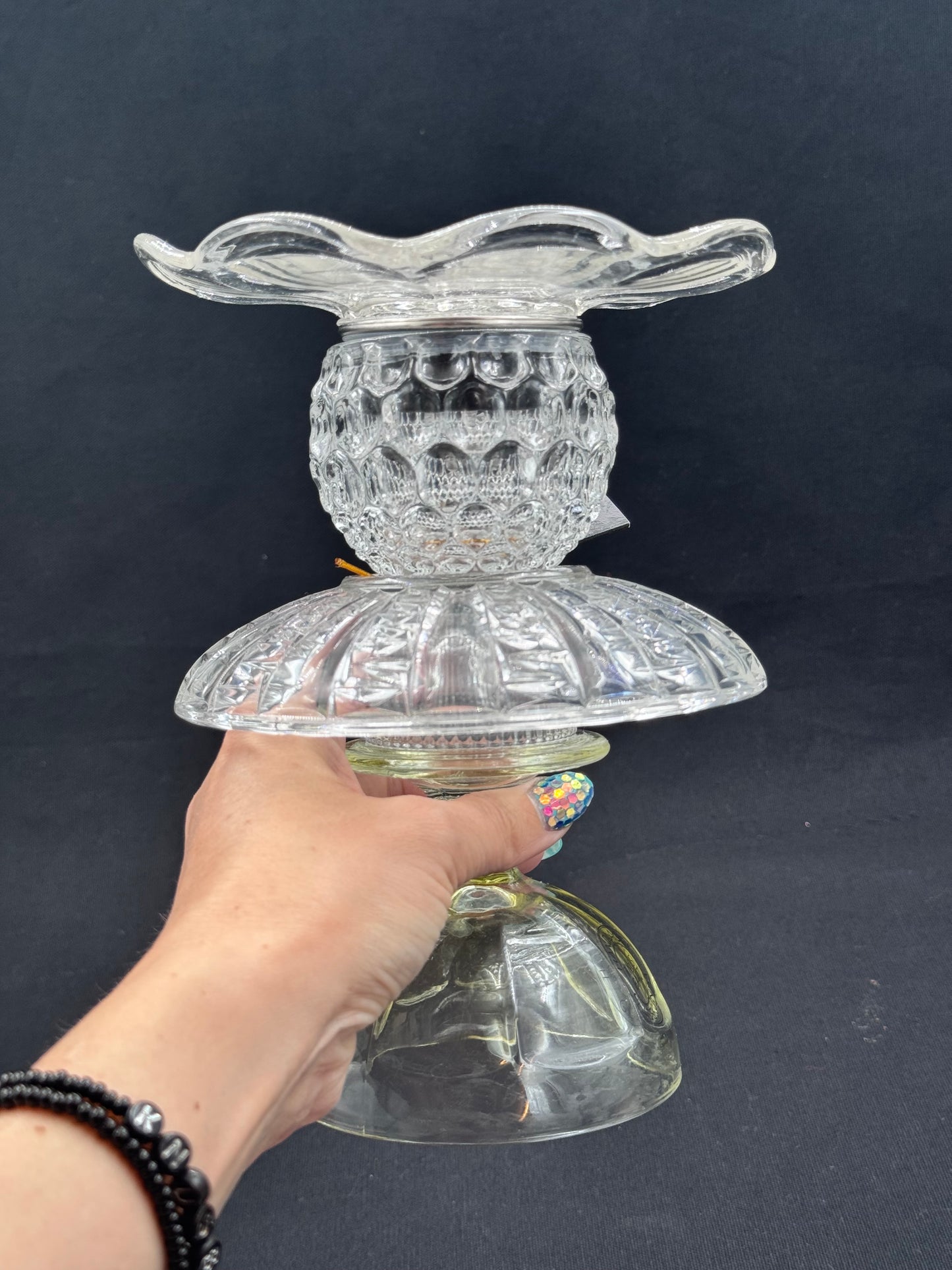 Mini Solcellelampe med lysegul fot og glassfat