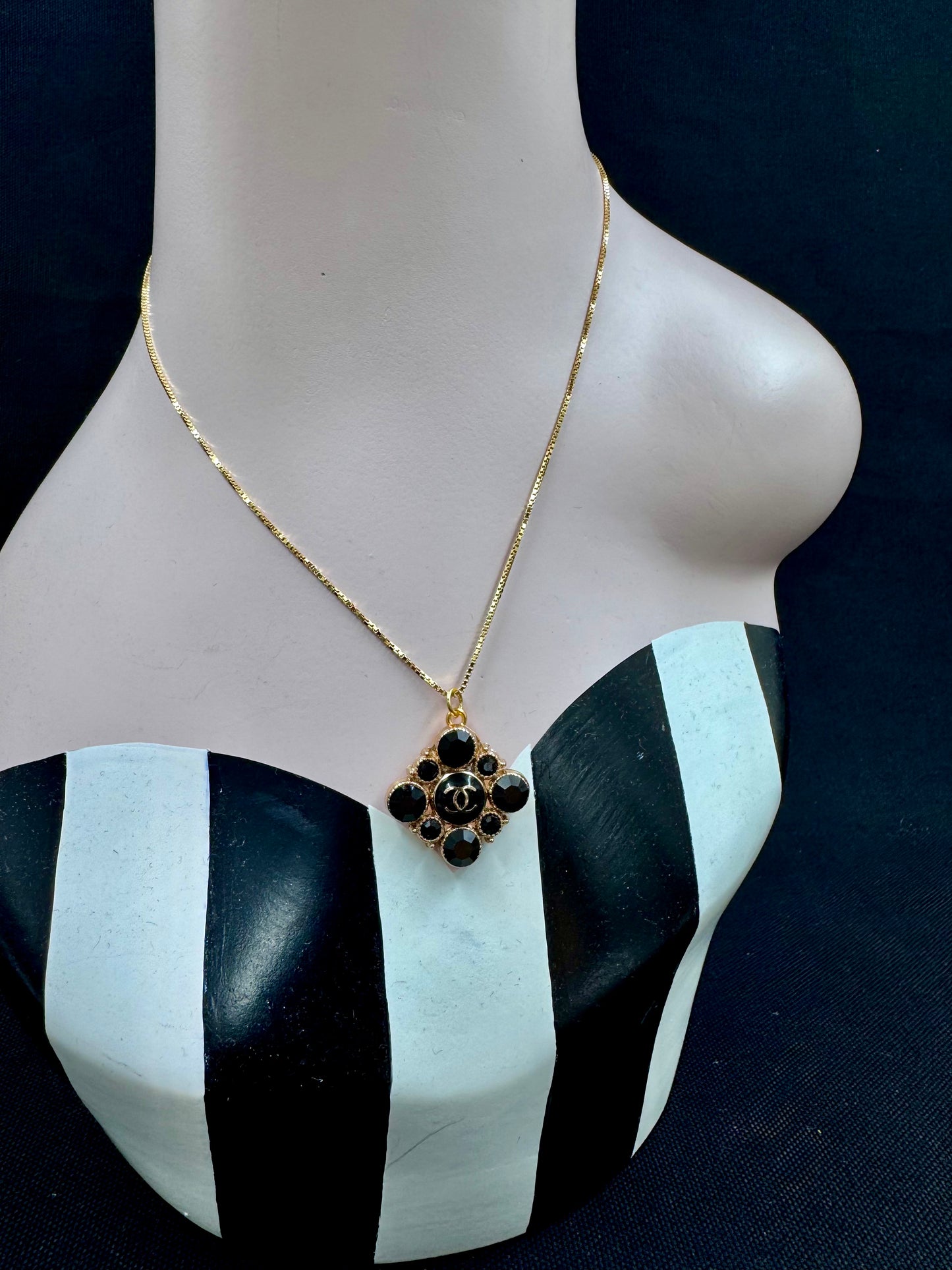 Vintage Chanel smykke gull og svart