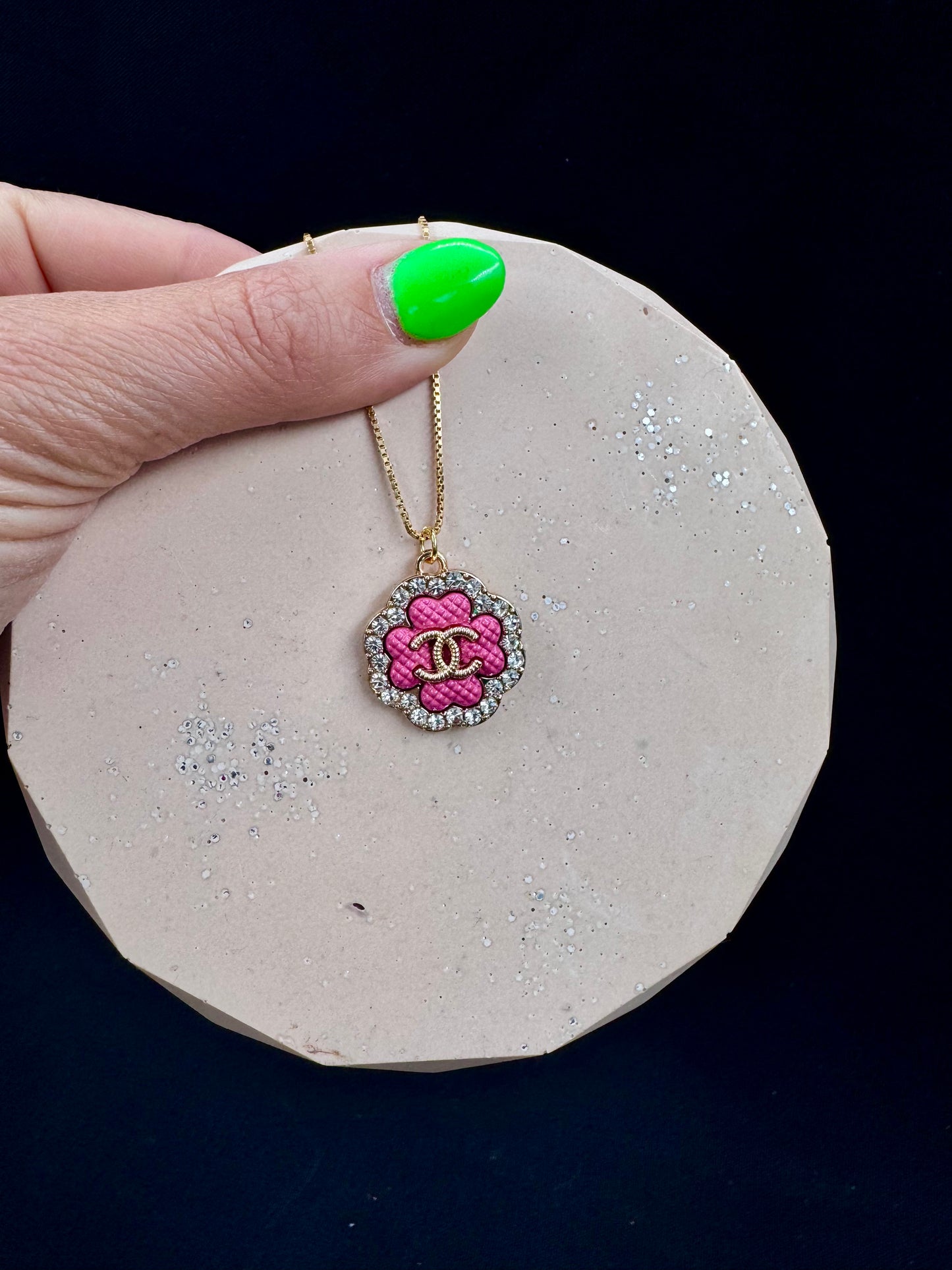 Bestiling! Vintage Chanel smykke gull og rosa blomst