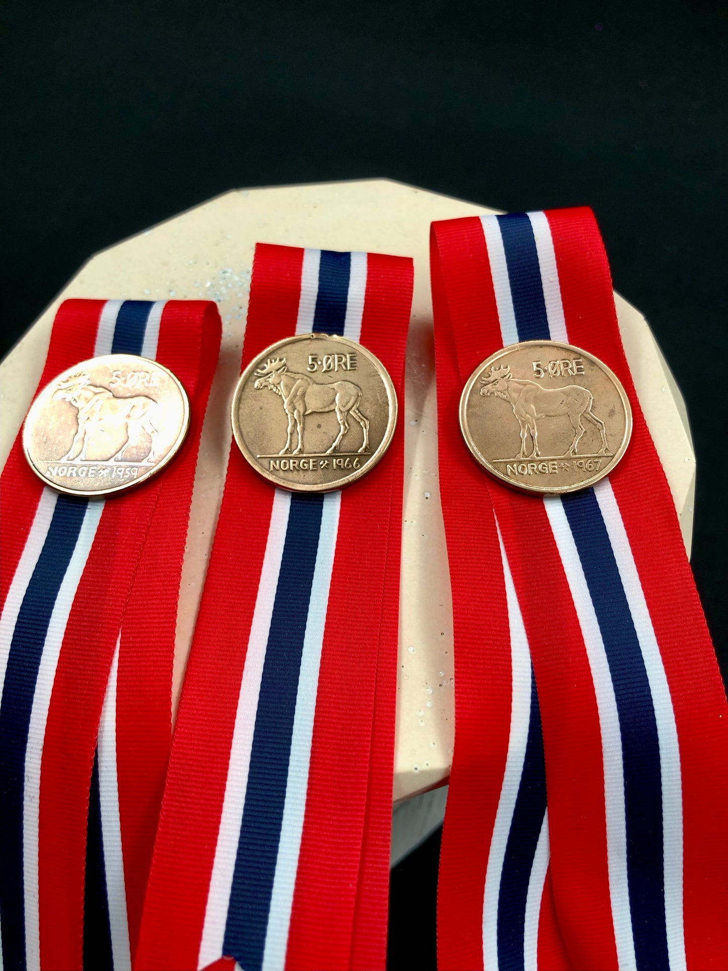 Bestilling! 3 Vintage 17 Mai sløyfe- Gammel 5 øring Elg Kobber