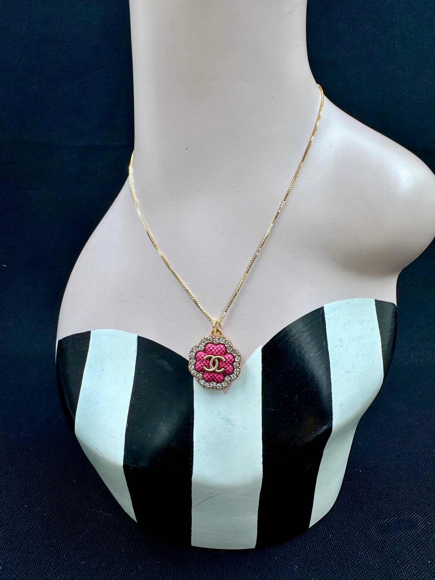 Bestiling! Vintage Chanel smykke gull og rosa blomst