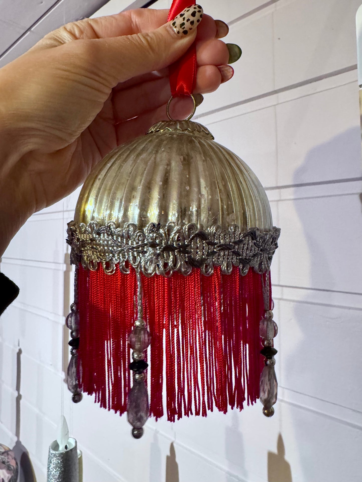 Julekule glass liten med røde frynser og grå perler