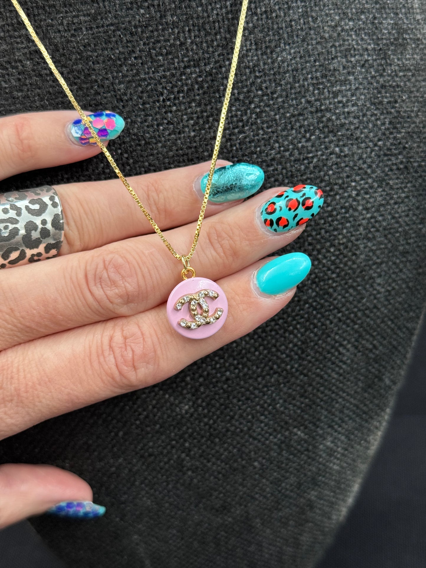 Vintage Chanel smykke rosa og CC diamant