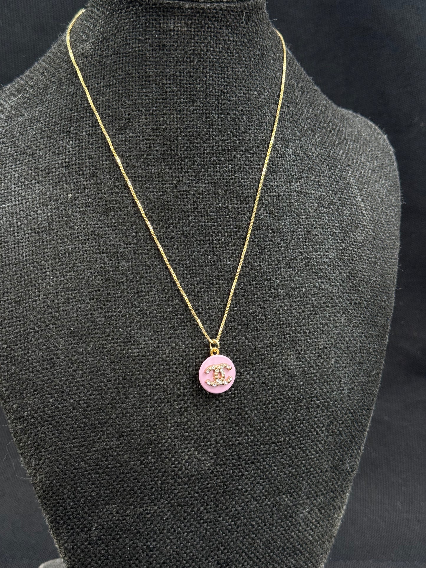 Vintage Chanel smykke rosa og CC diamant