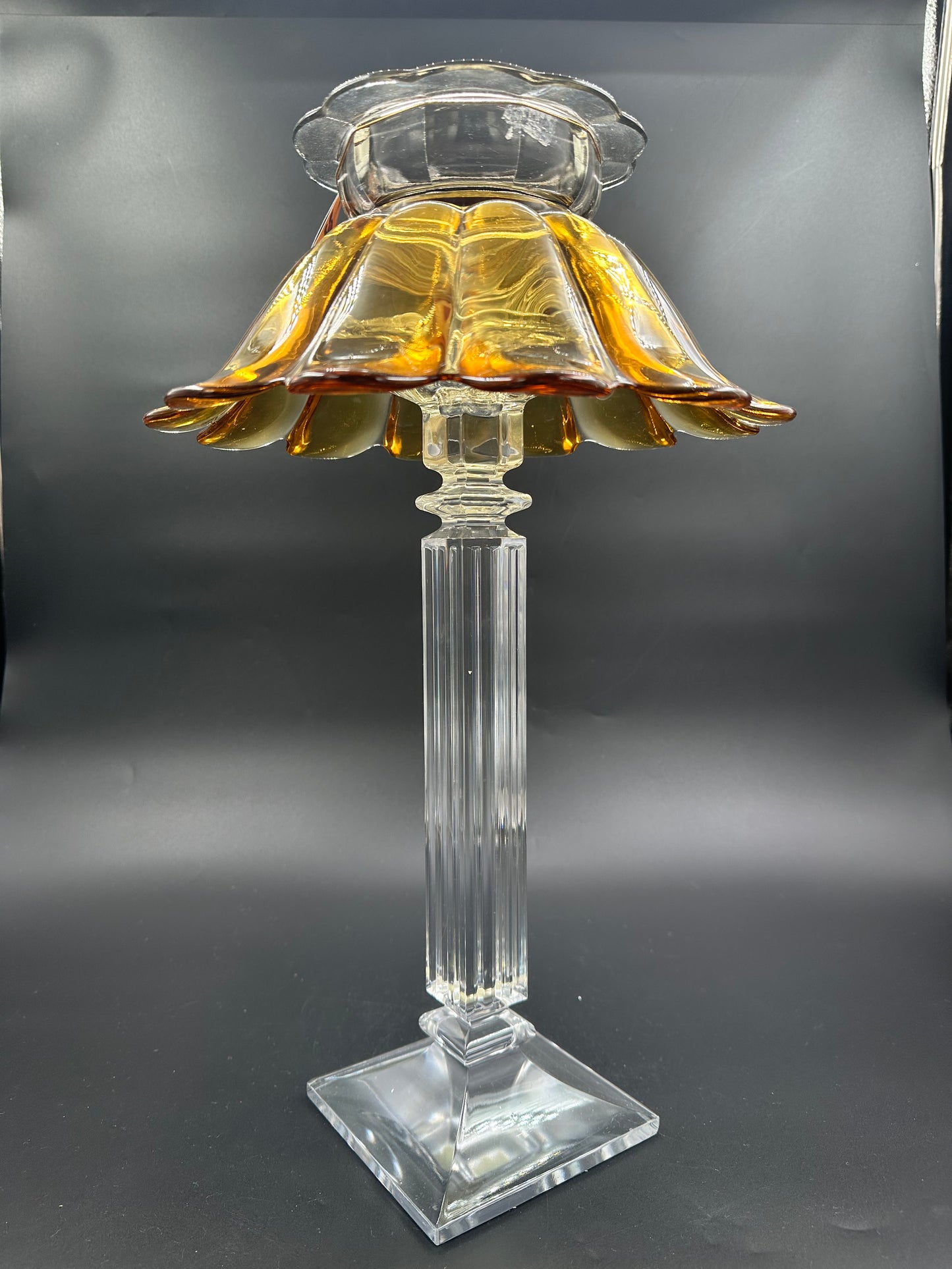 Majestetisk diamantlampe i rav og krystall