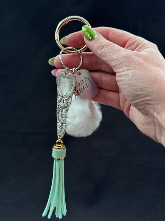 Vintage veskepynt mintgrønn og hvit. Lasergravering «bitch please»