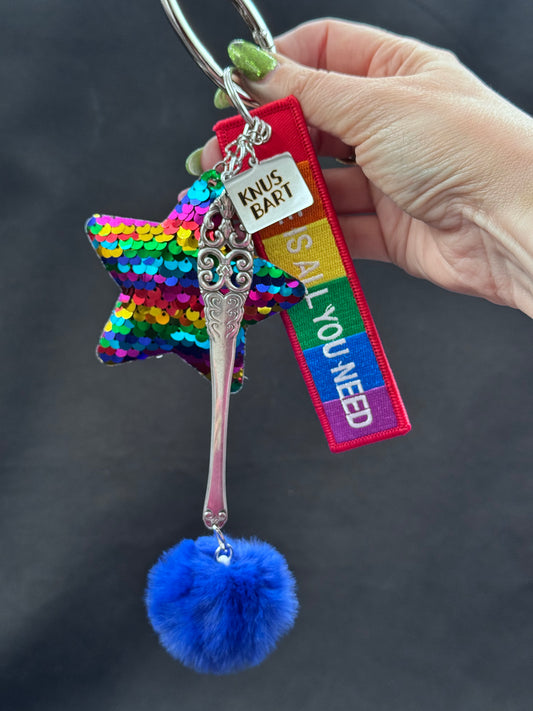 Vintage veskepynt fargerike paljetter og blå. Lasergravering «Queen»