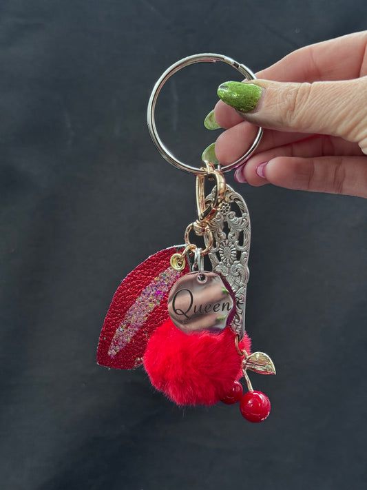 Vintage veskepynt cherry, kyssemunn og rød pels. Lasergravering «Queen»