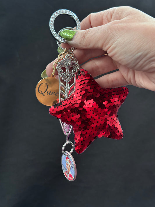 Vintage veskepynt Elvis minnemynt og rødt paljett hjerte. Lasergravering «Queen»