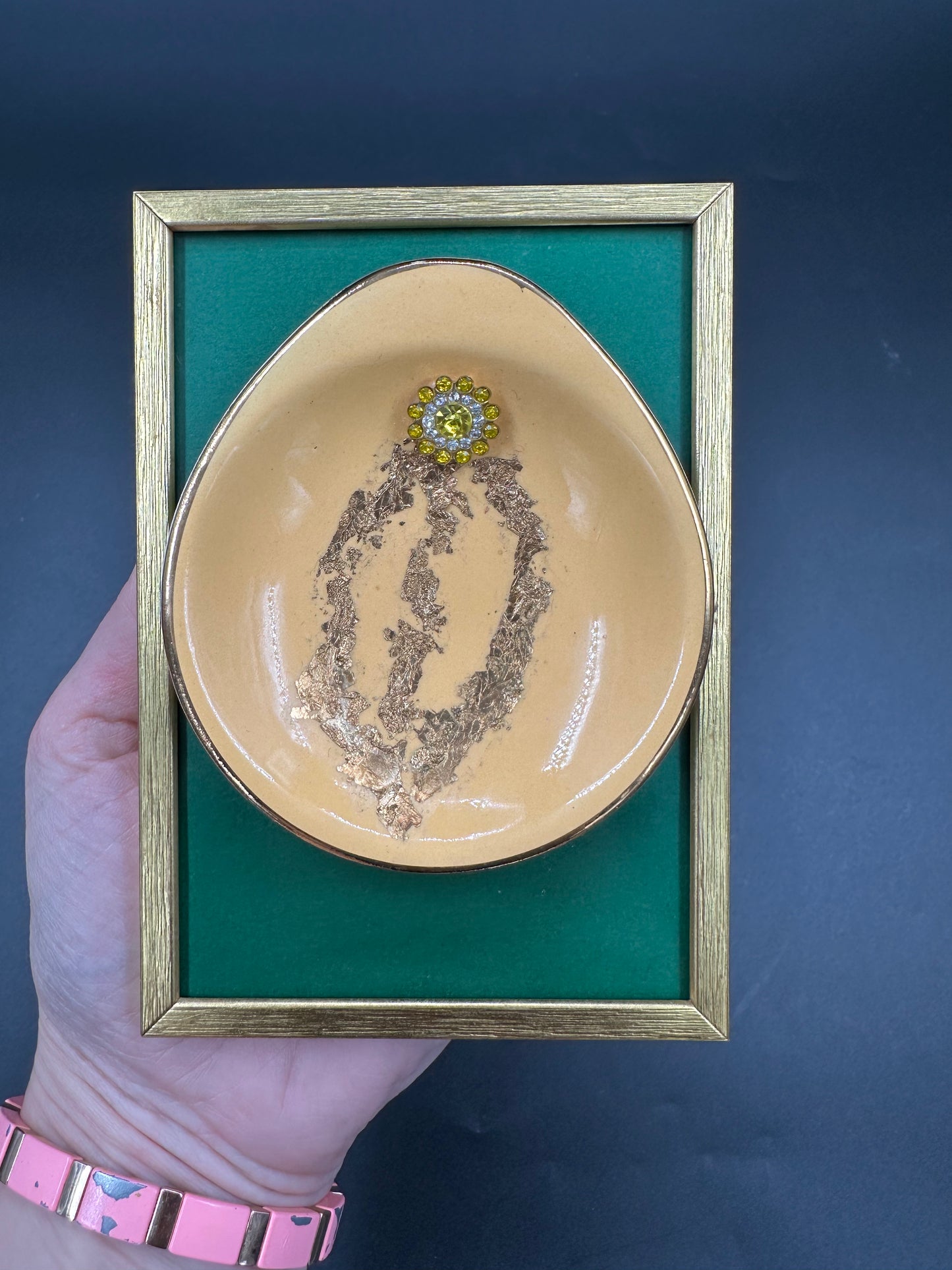 Vulvakunst på vintage ramme Figgjo fat pastell gul og gul blomsterdiamant