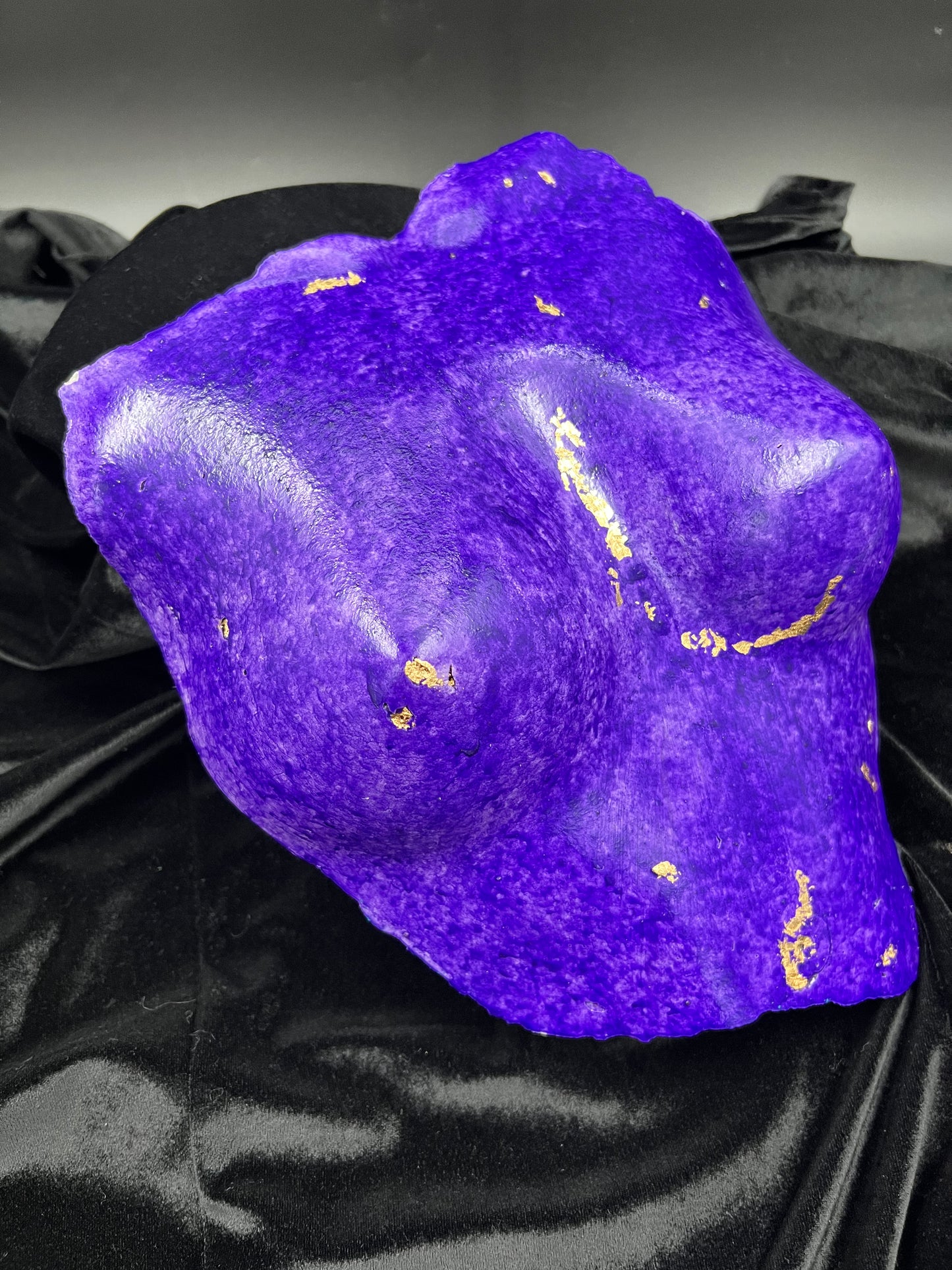Torso i betong knall lilla og gull