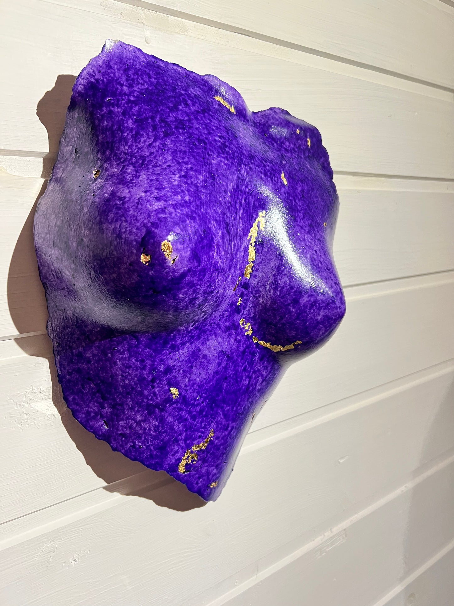 Torso i betong knall lilla og gull