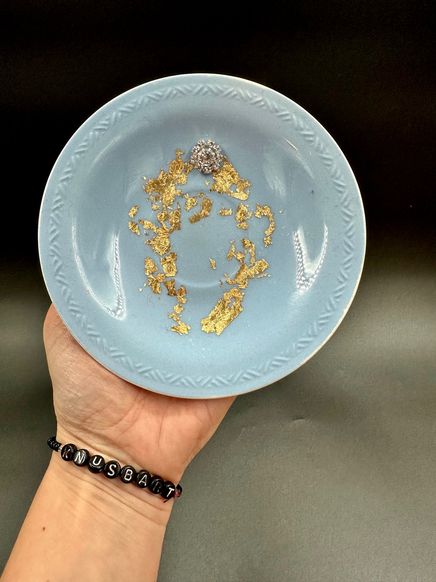 Vulvakunst fat i babyblå med stor diamant og rosa fot