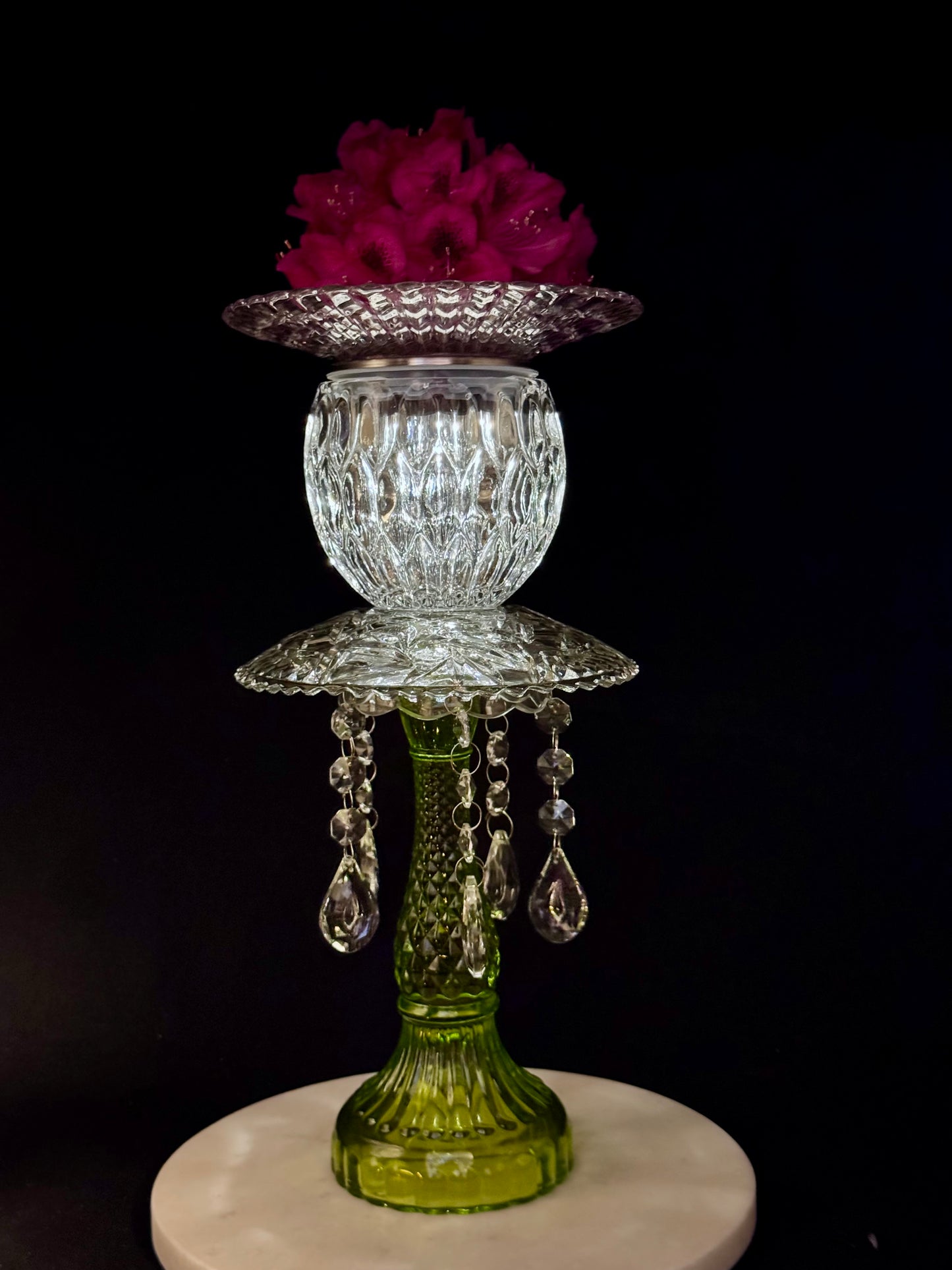 Vintage solcellelampe grønn fot og mønstret glassfat med krystallprismer