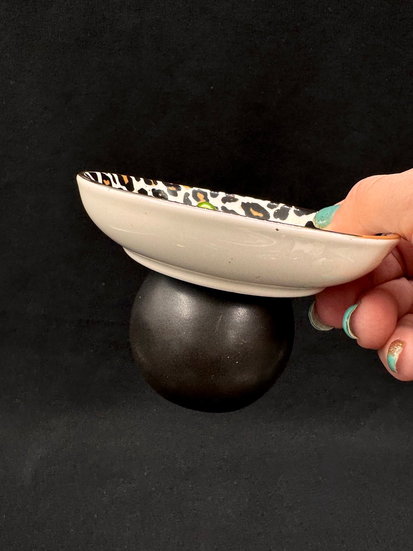 Vulvakunst leofat med limegrønn perle og svart fot