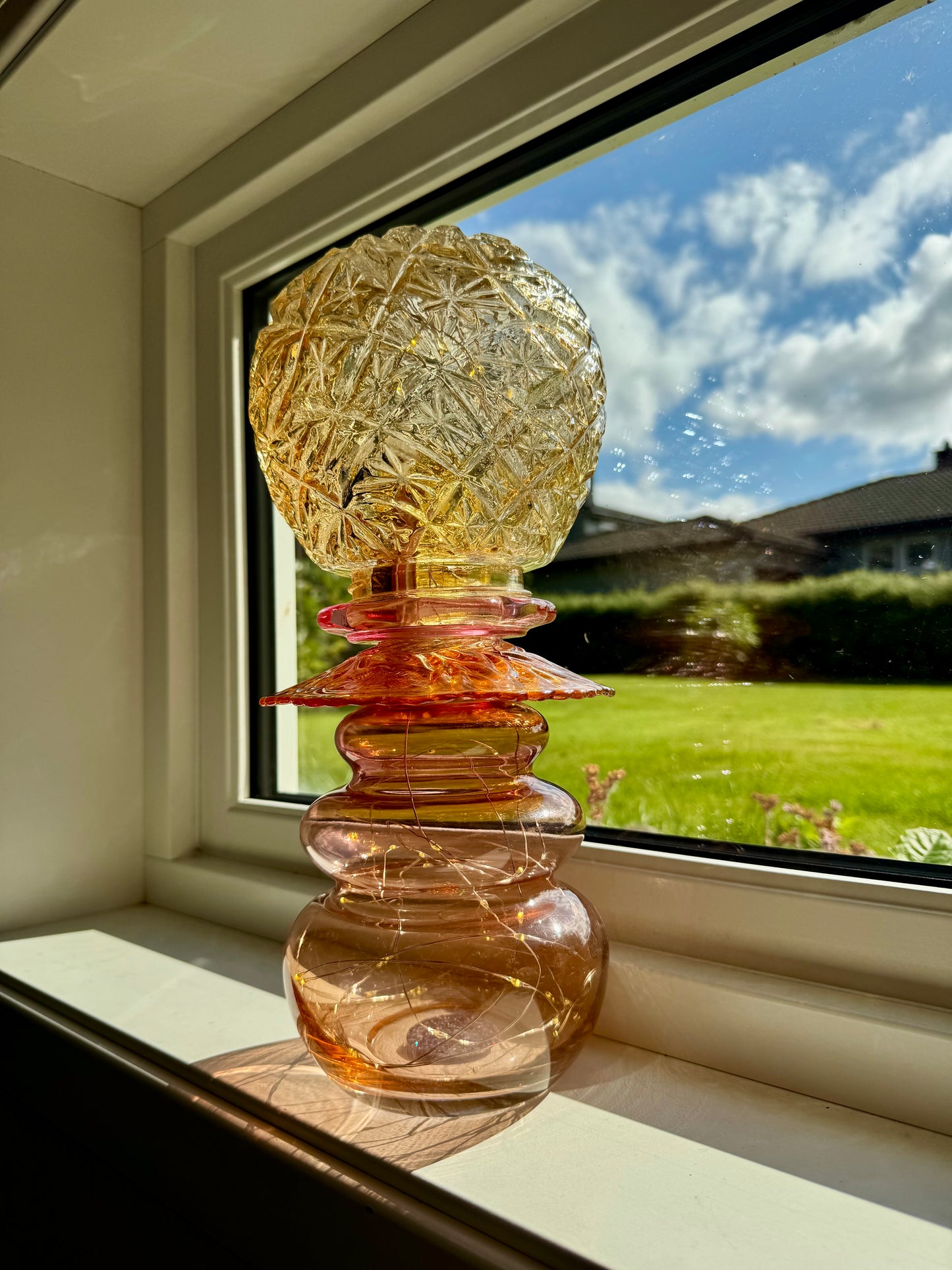 Vintage Diamantlampe med rosa og hint av oransje fot og amber kuppel