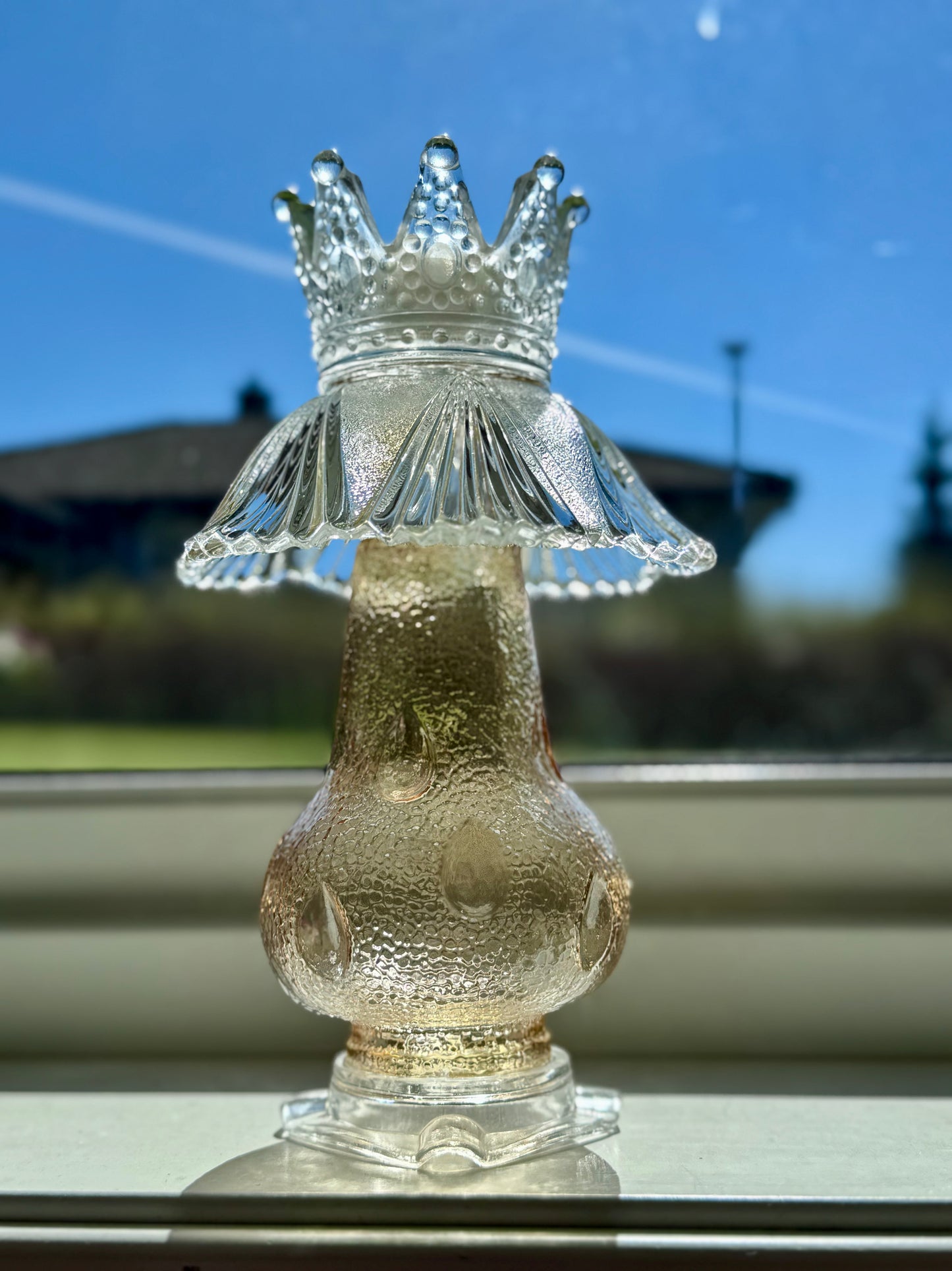 Vintage lysestake av champagne kuppel med glasskrone på toppen