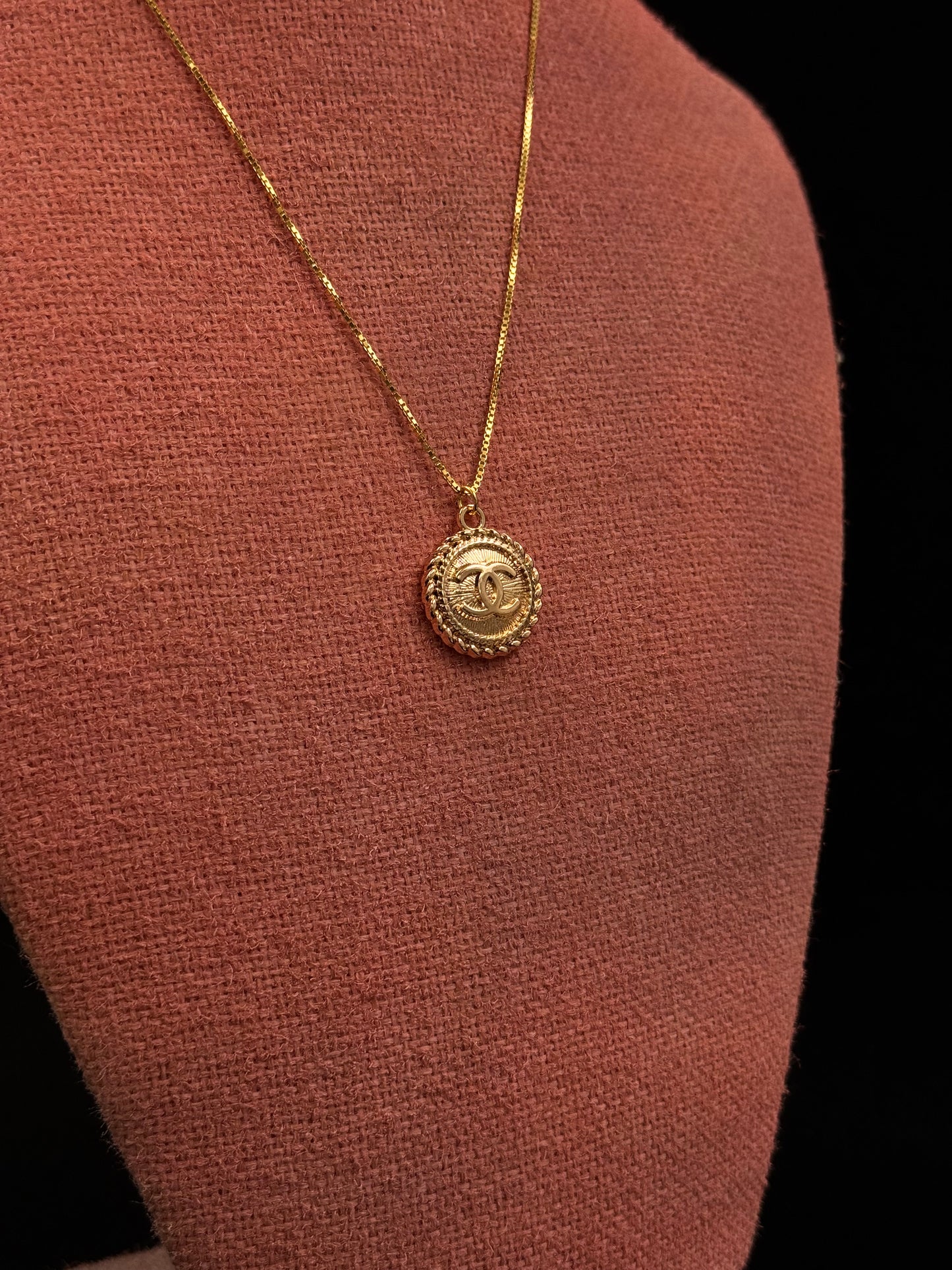 Bestilling! Vintage Chanel smykke gull med bård rundt sirkelen uten kjede