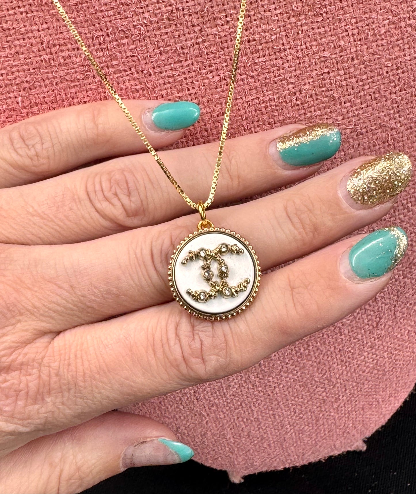 Vintage Chanel smykke gull og hvitt med stener i CC logo