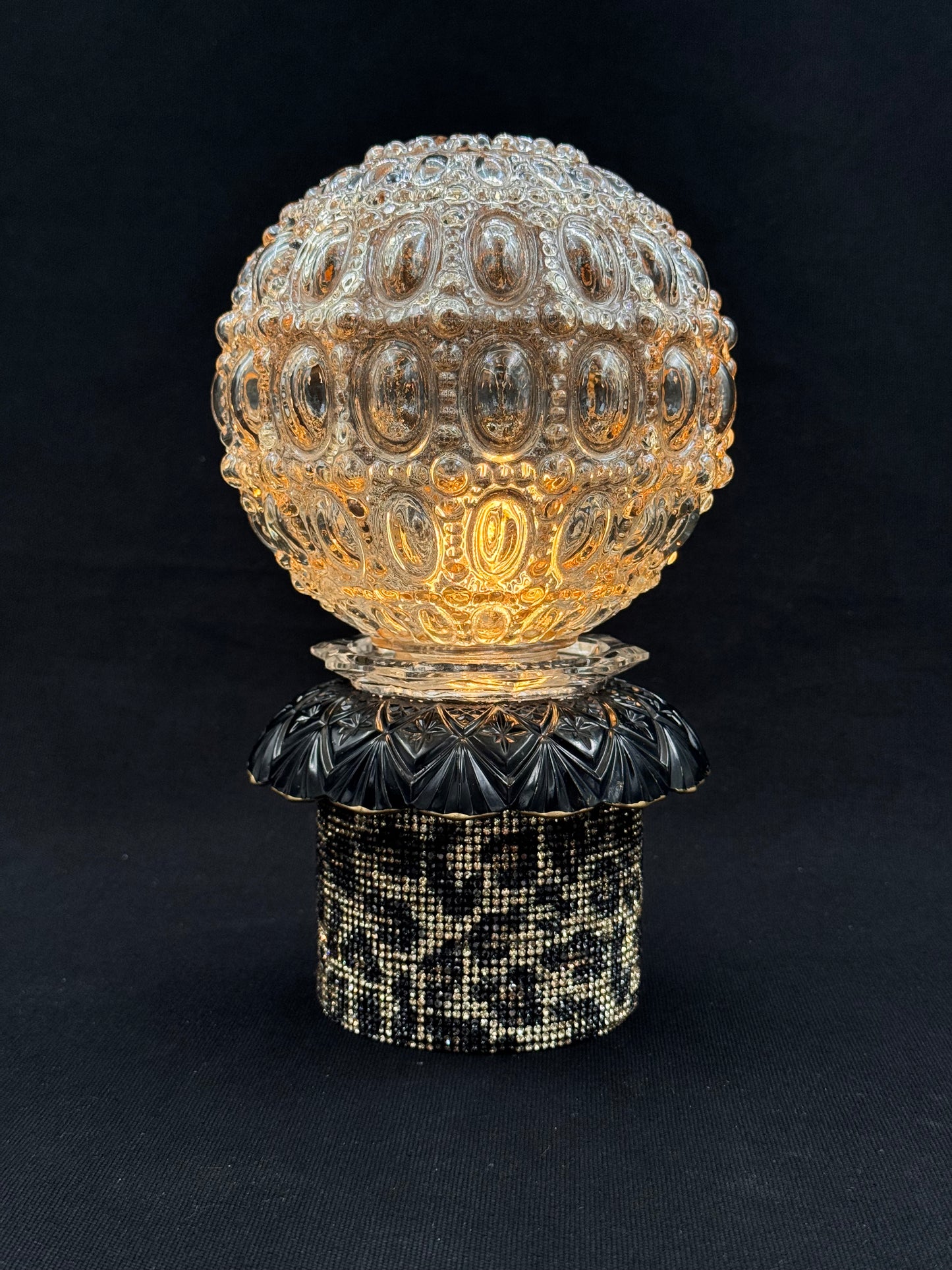 Batterilampe med leomønster og rund kuppel