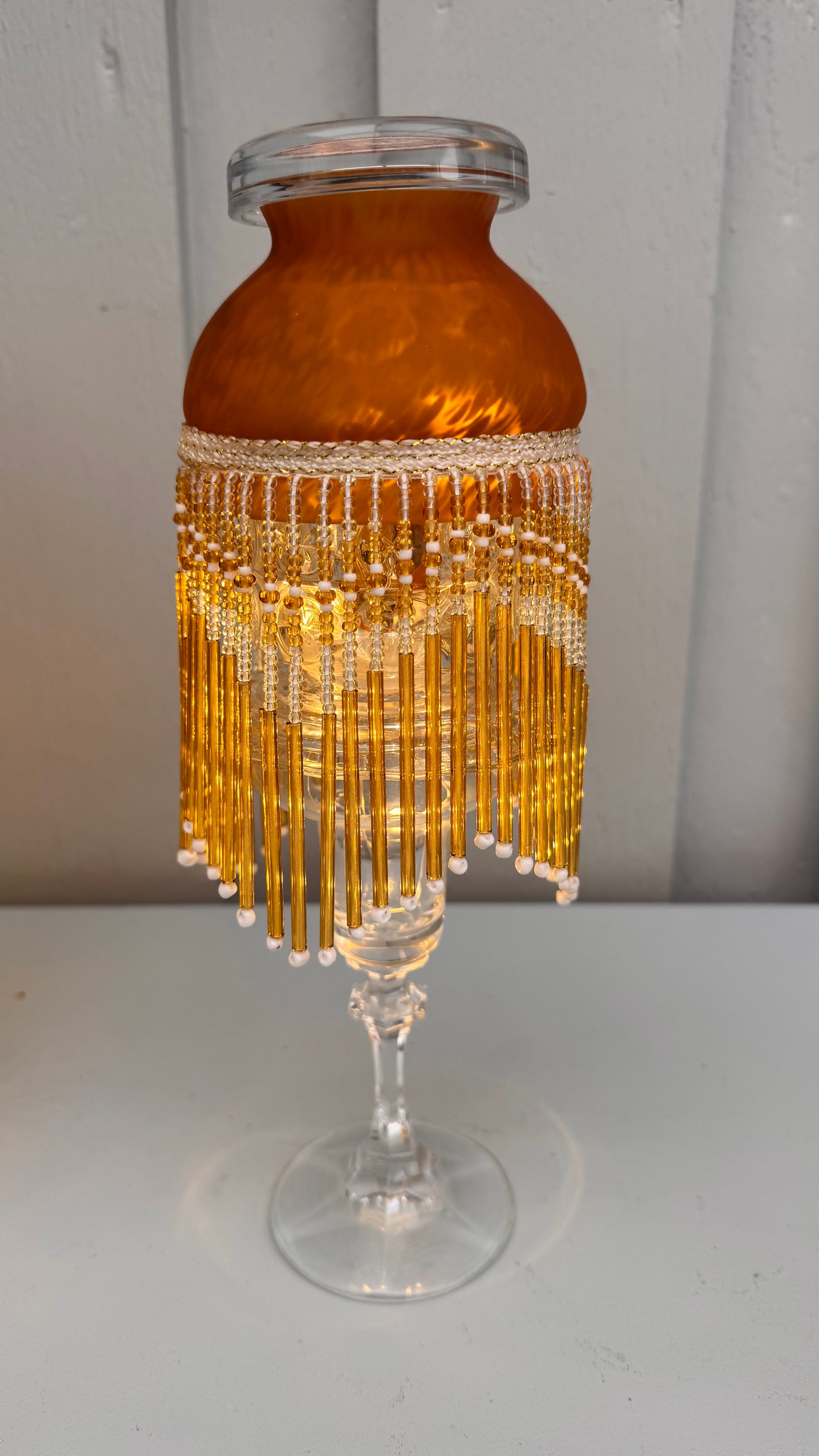 Vintage mini lyslenkelampe ambergul kuppel på stettfot