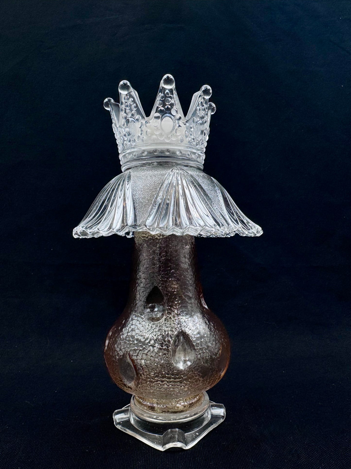 Vintage lysestake av champagne kuppel med glasskrone på toppen
