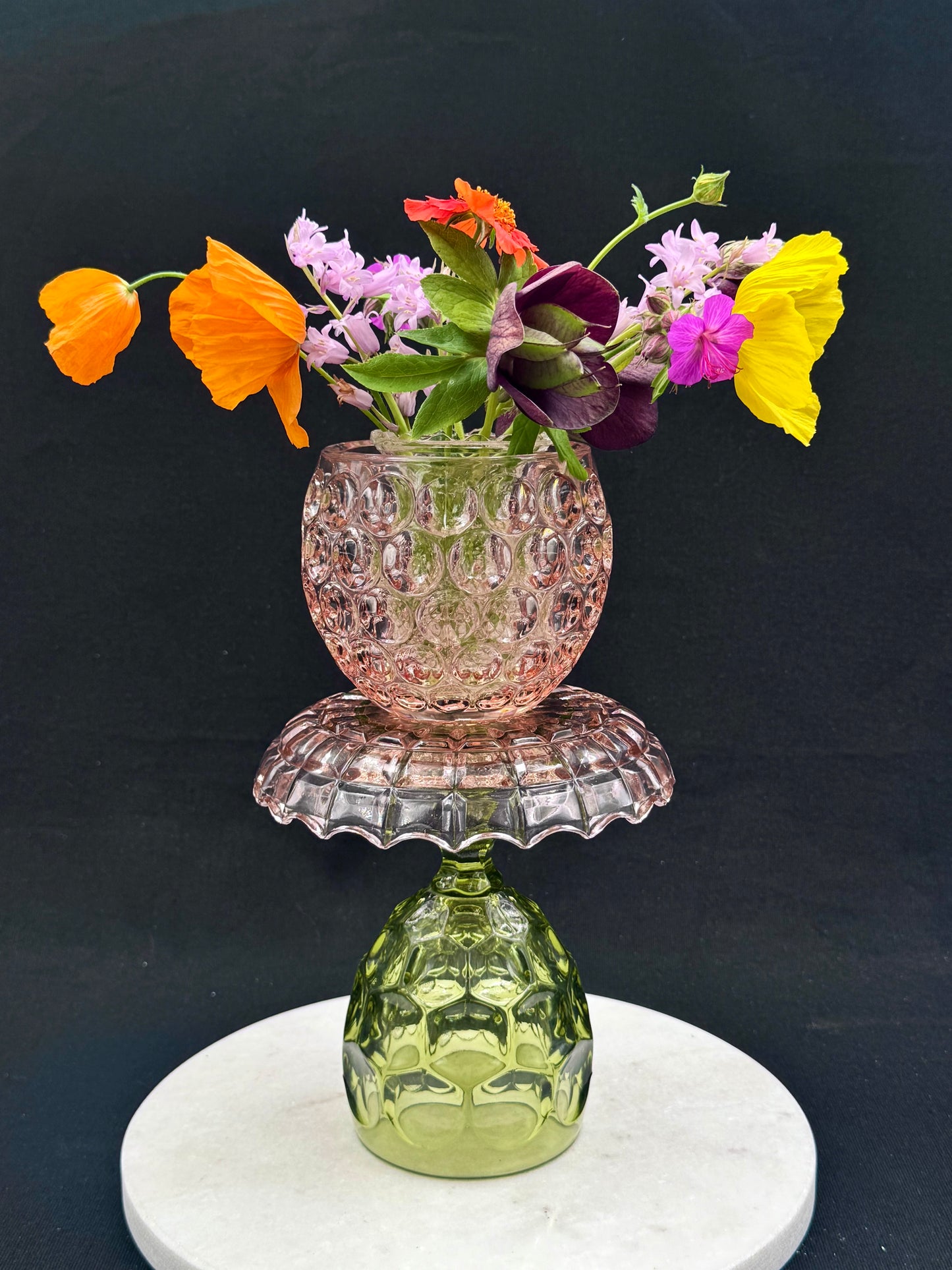 Stor vintage solcellelampe grønn fot med rosa krave og rosa kule.