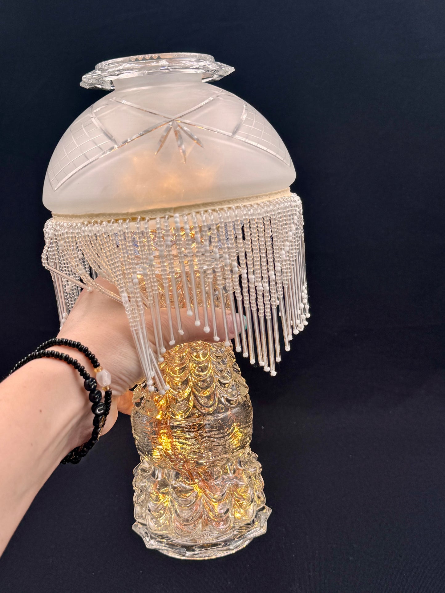 Vintage lyslenkelampe mønstret fot i klart glass og kuppel glassfrynser