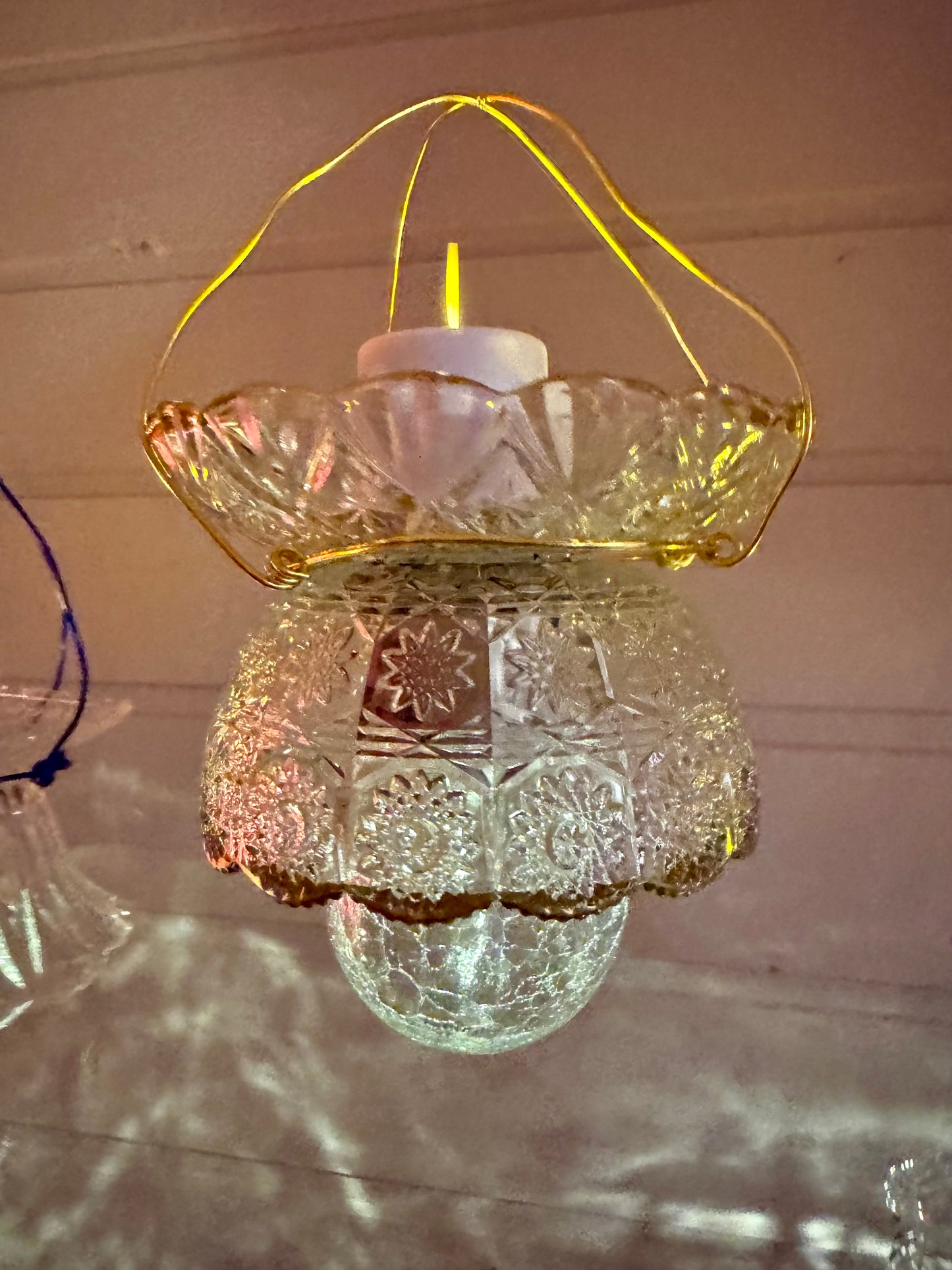 Vintage Solcellelampe hengelykt - klart glass og gulldetaljer