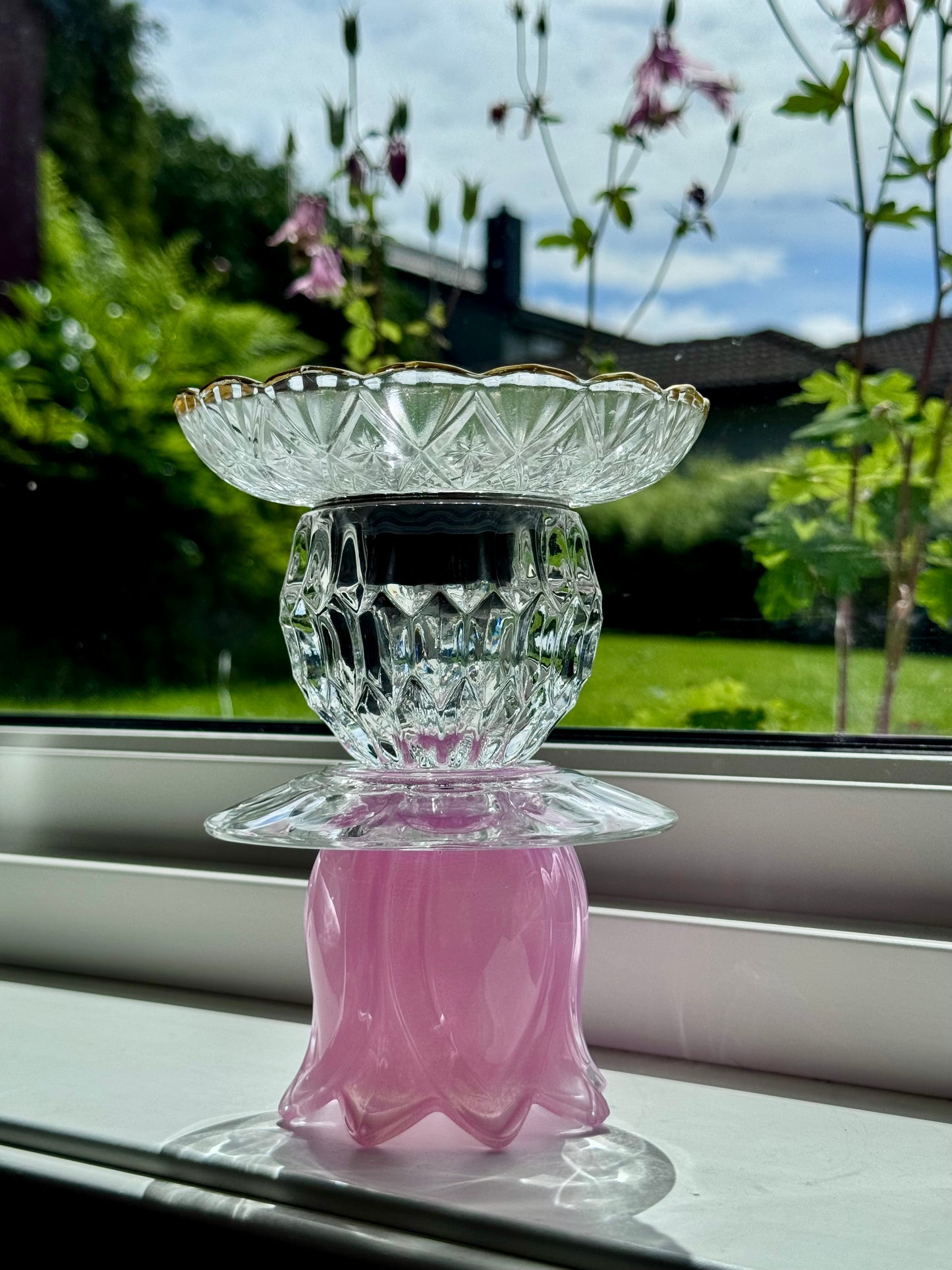 Mini Solcellelampe med rosa fot og glassfat