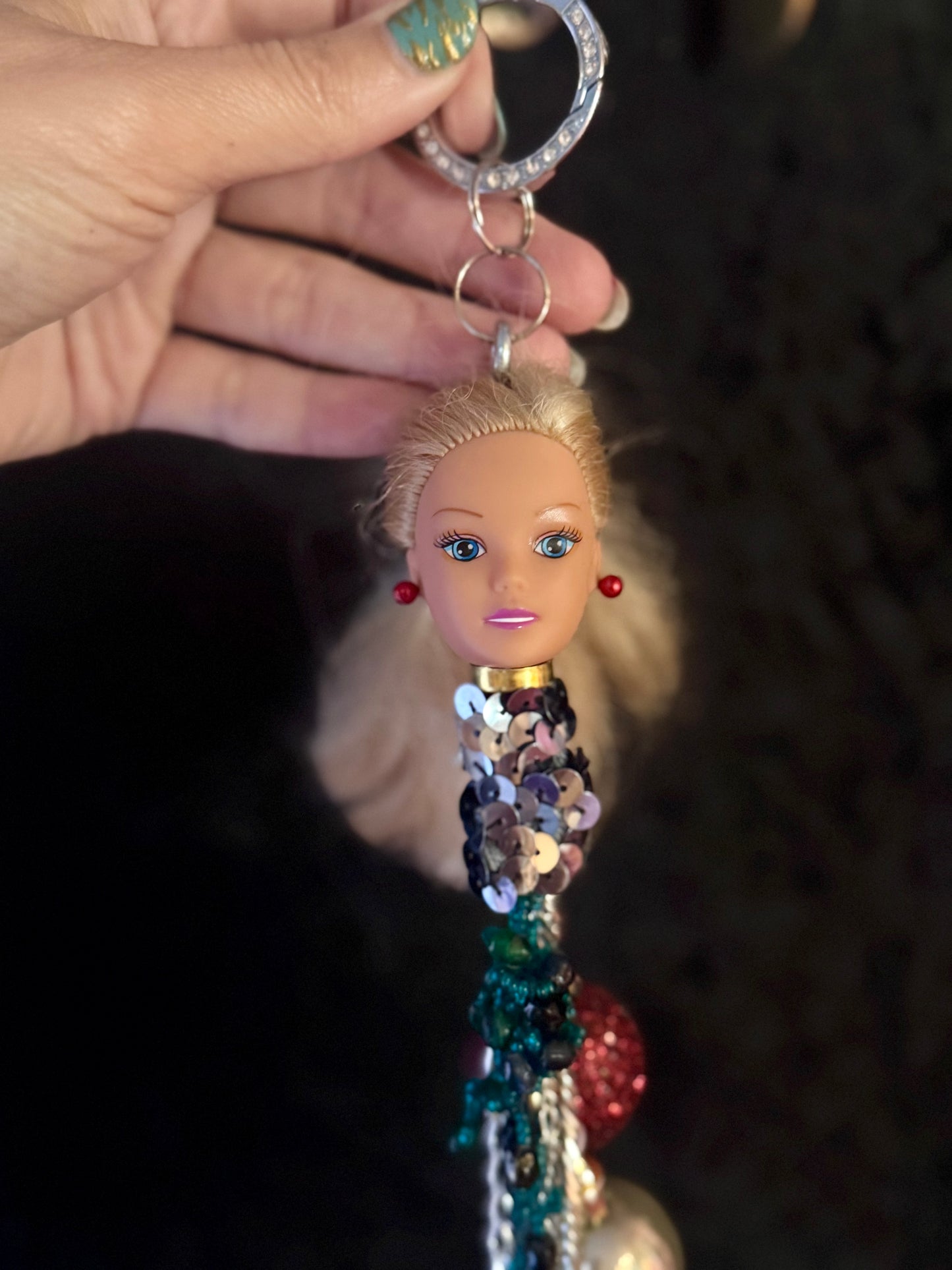 Vintage Barbie veskepynt. «Blondine med sølvgråt paljettbånd i hår og hals med fargerike kuler til pynt»