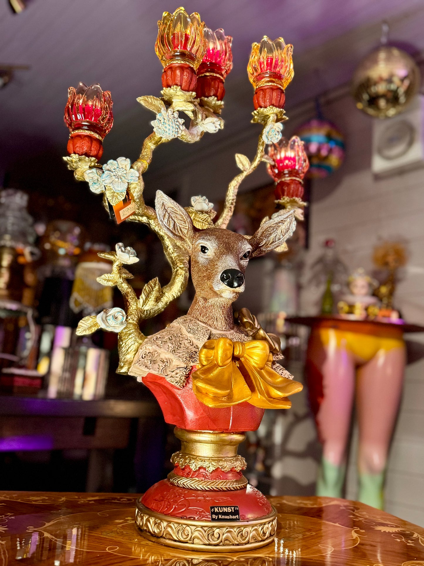 Redesignet hjorten Erika i rødt og oransje