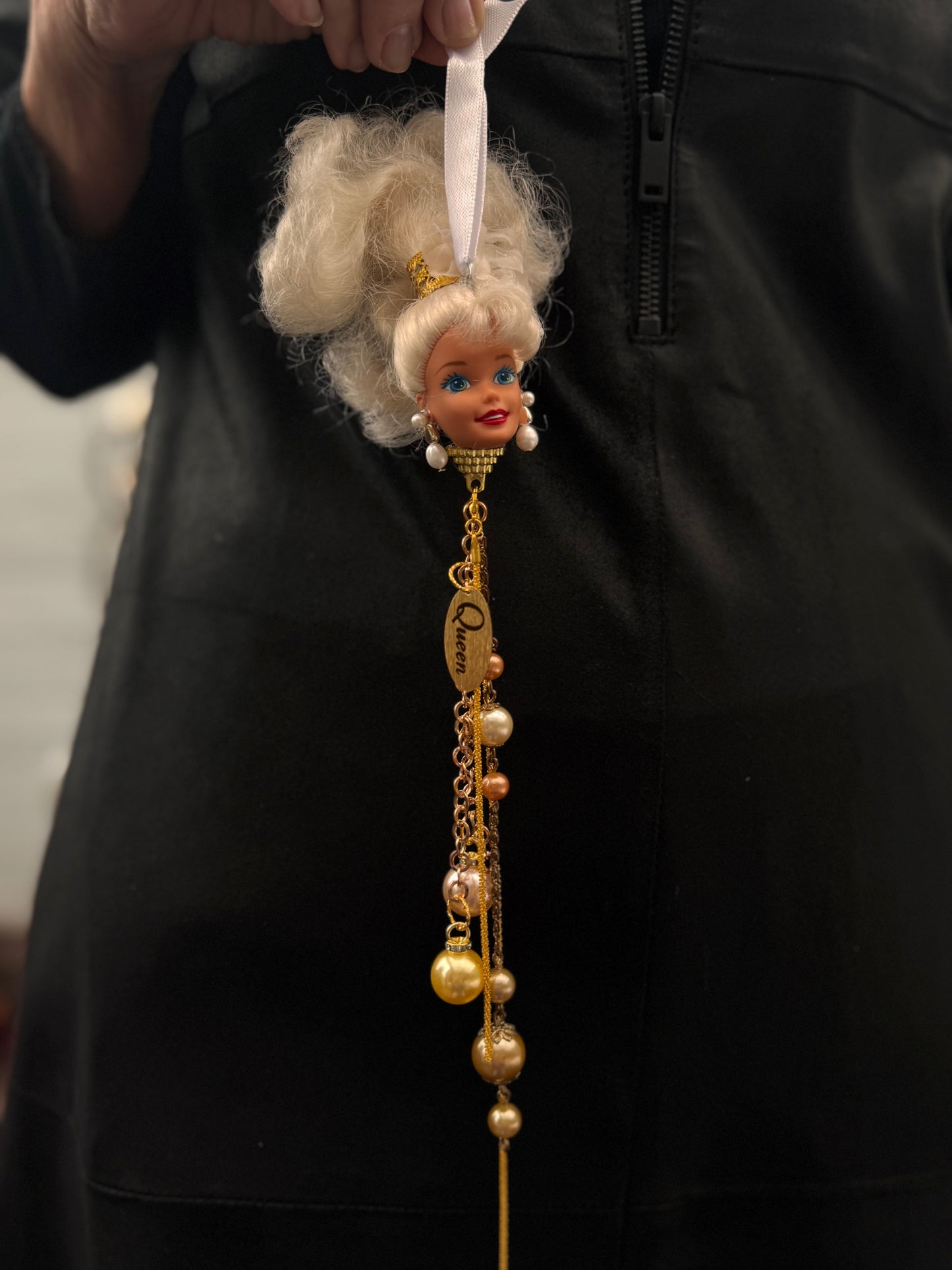 Vintage Barbie julekule «Blondine med perler i ørene og champagnefarget anheng»