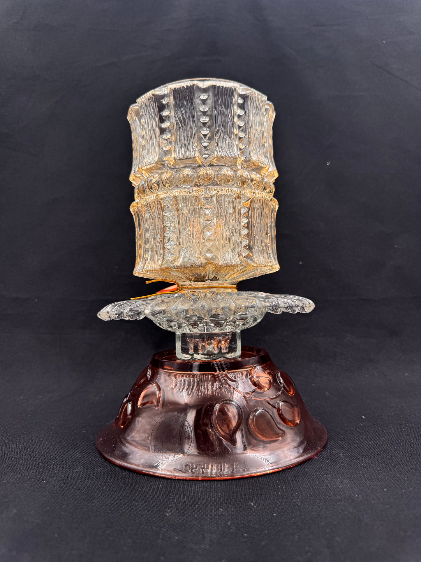 Vintage lykt i champagnefarge og krystallskål i rosa