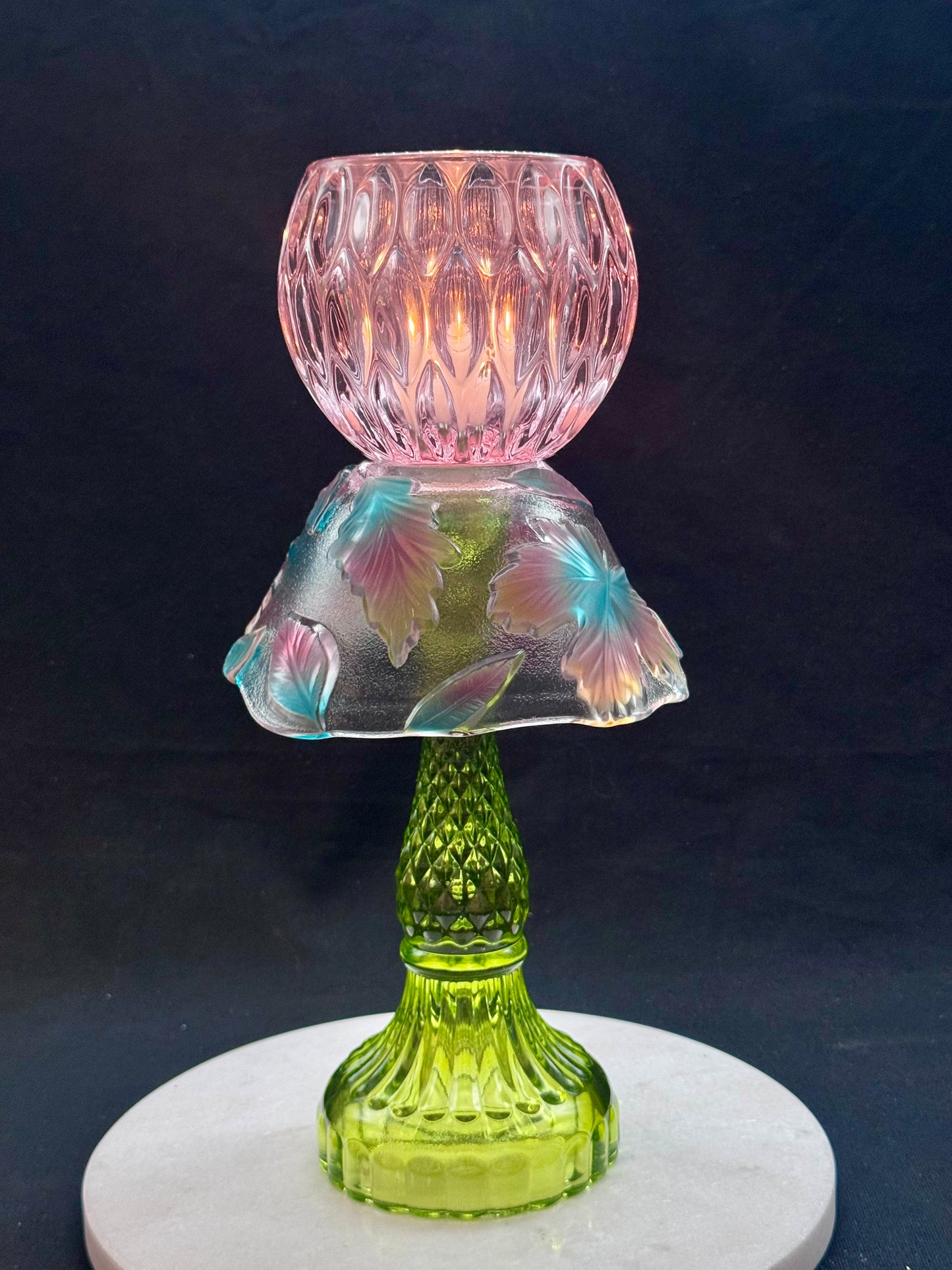 Stor vintage solcellelampe grønn fot med krave og rosa kule.