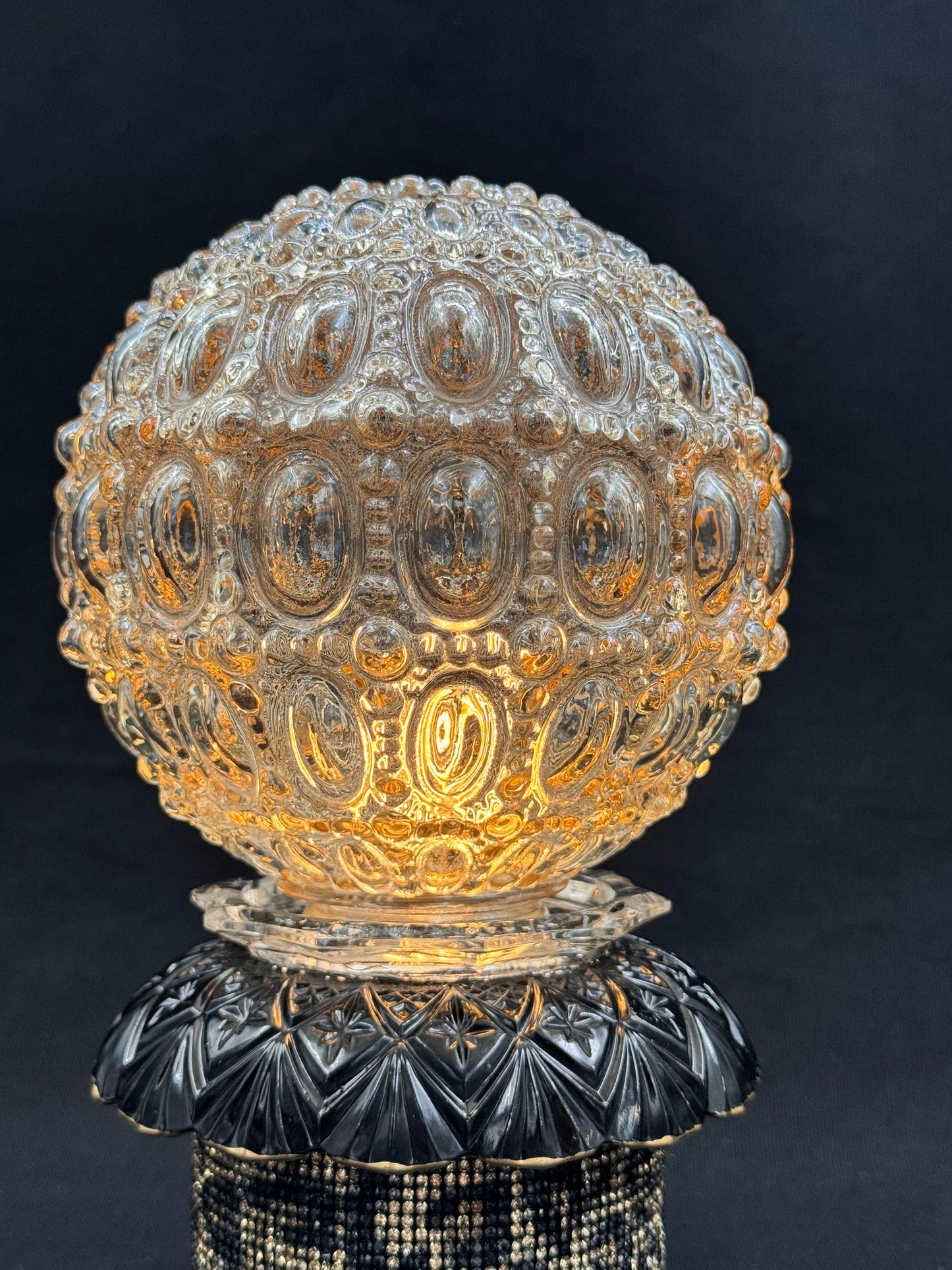 Batterilampe med leomønster og rund kuppel