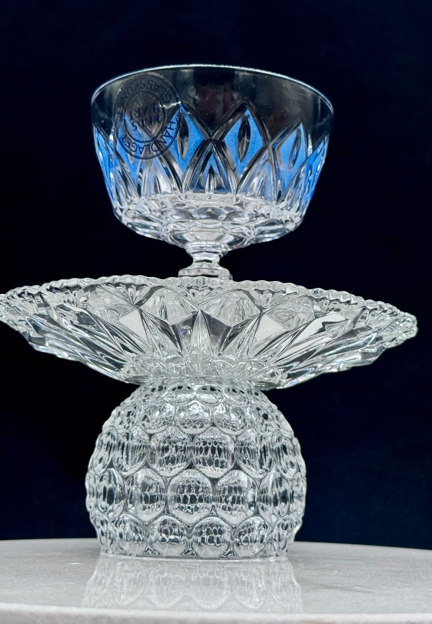 Mini Solcellelampe blå detaljer på fot og glassfat