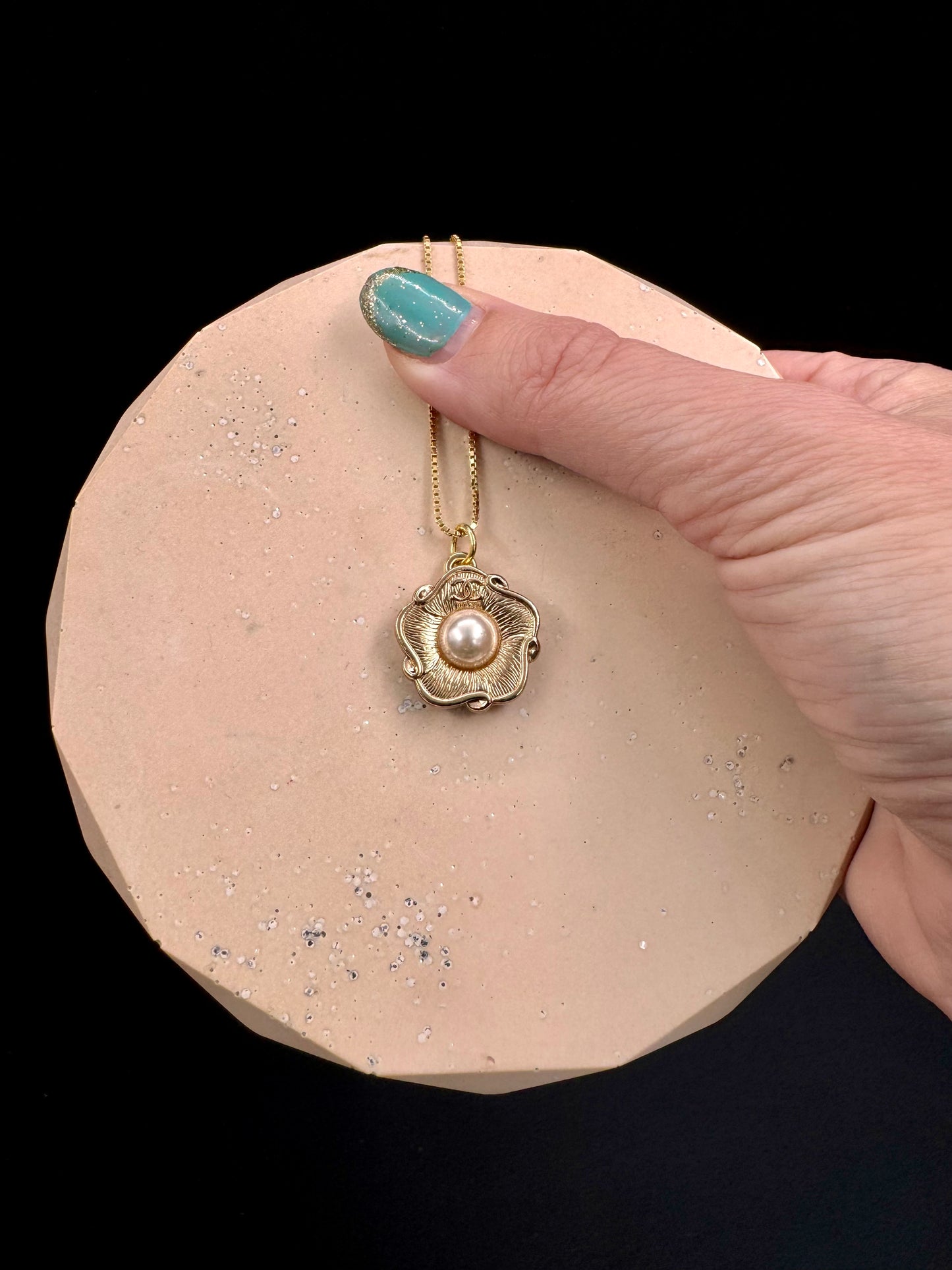 Vintage Chanel smykke gullblomst med perle