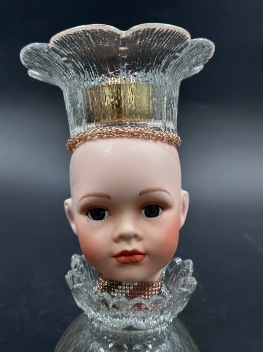 Dukke gylden prinsesse pyntet med glasskrone og diamantbånd