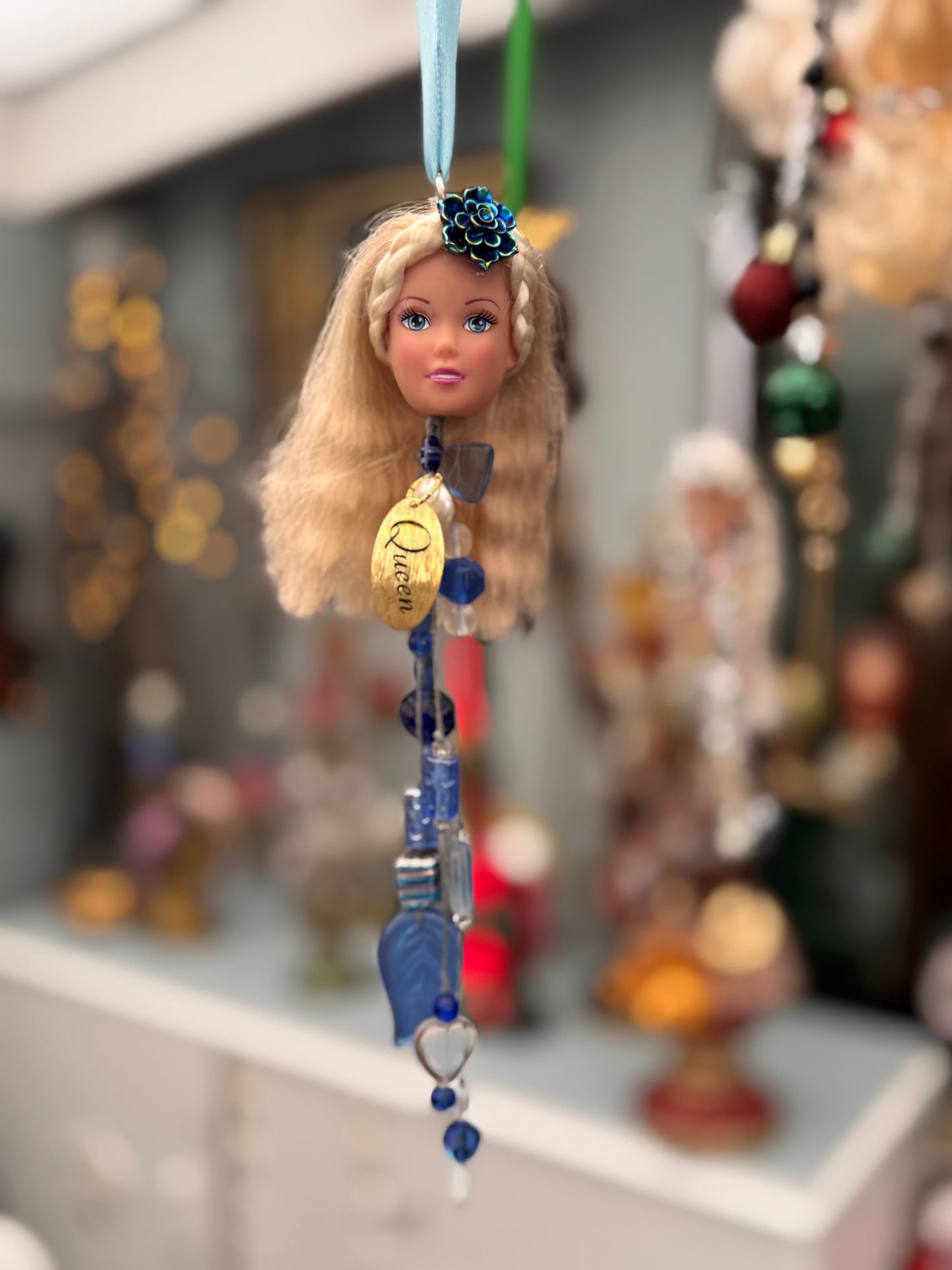 Vintage Barbie julekule «Blondine med blå blomst i pannen og blå pynt»