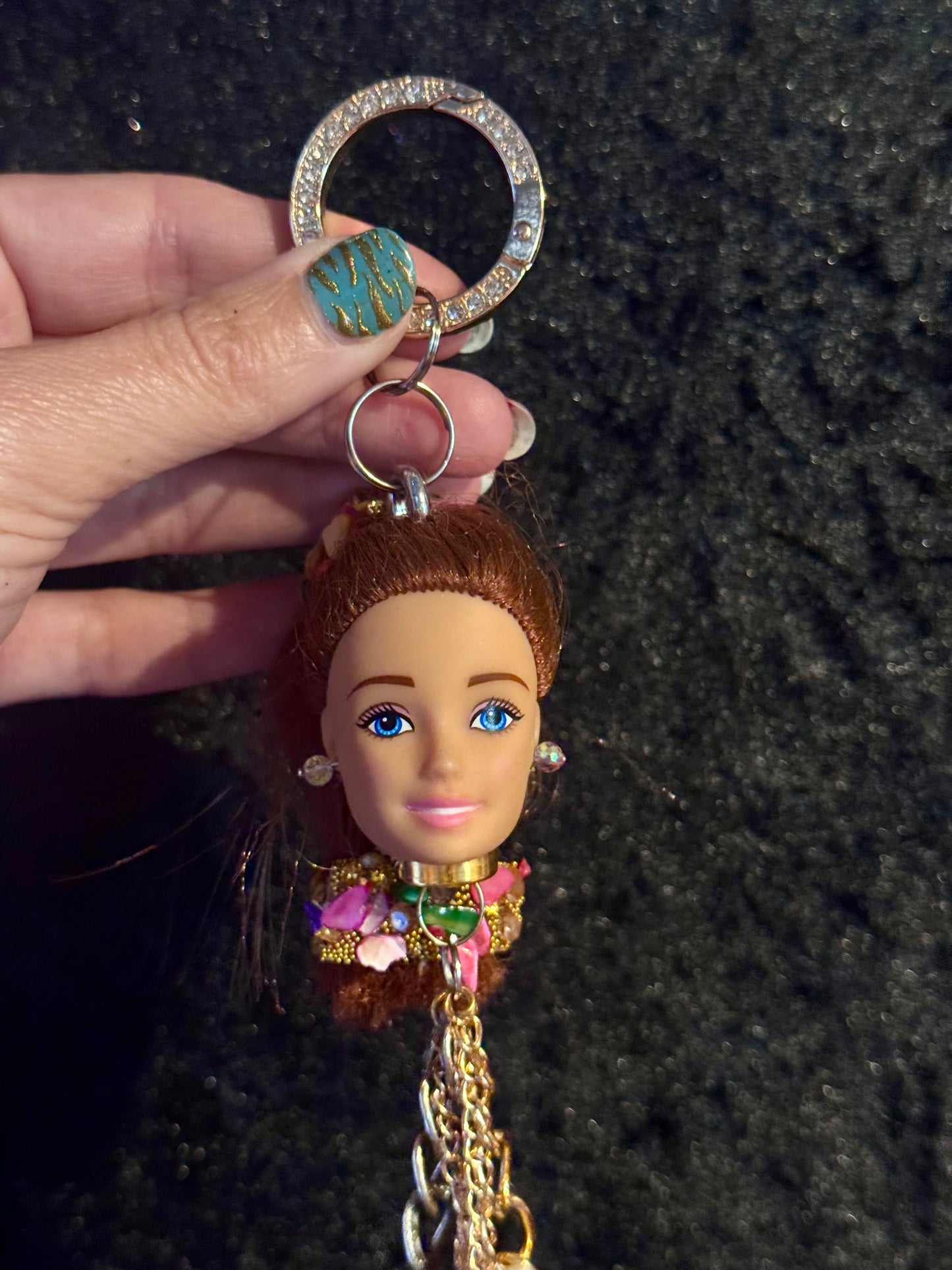 Vintage Barbie veskepynt «Rødhåret med fargerikt hårbånd»