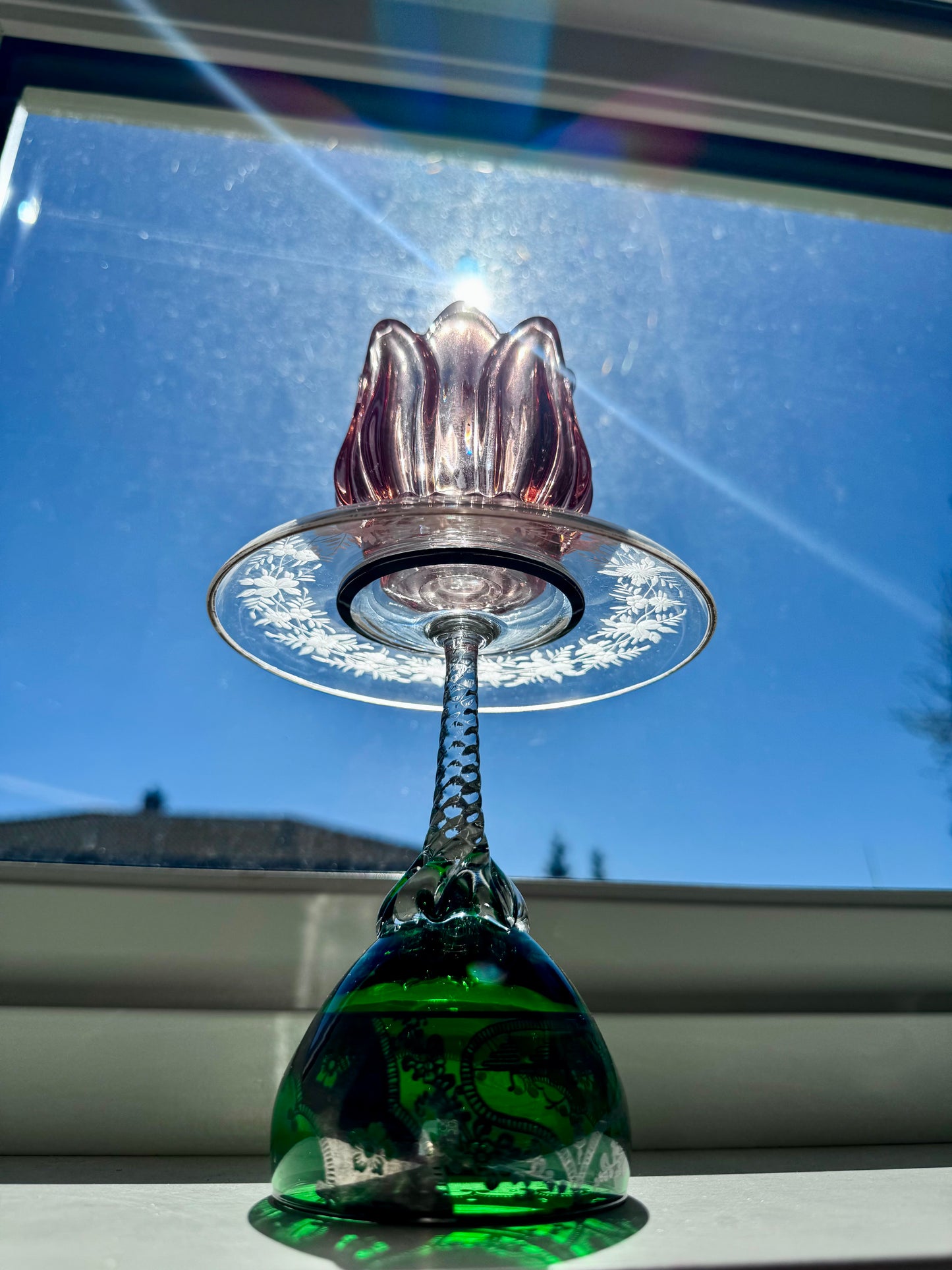Vintage lysestake med flaskegrønn fot og rødoransje tulipan